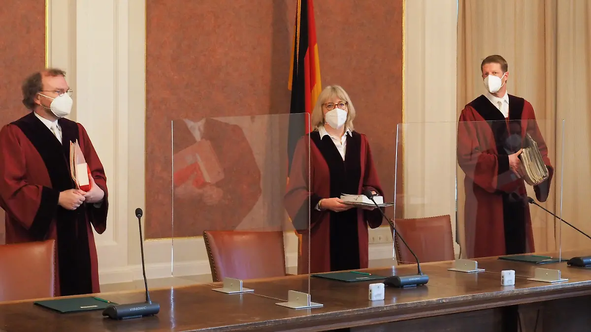 19.05.2021, Bayern, München: Drei Richter des X. Senats des Bundesfinanzhofes, mit der Vorsitzenden Jutta Förster und zwei der vier Beisitzer, Egmont Kulosa (l) und Jens Reddig, stehen im Verhandlungssaal. Deutschlands höchstes Finanzgericht muss die Frage klären, ob der Bund die Renten zu Unrecht doppelt besteuert. Foto: Carsten Hoefer/dpa +++ dpa-Bildfunk +++
