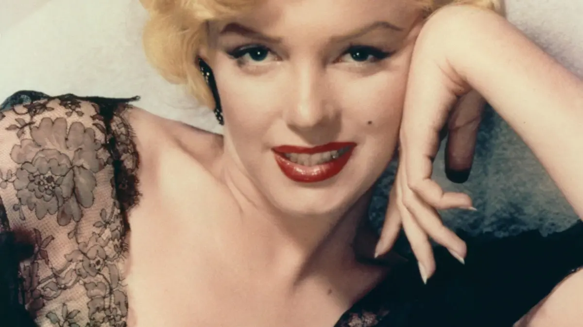 Marilyn Monroe/Person, Frau, Portrait, Porträt, Spitzenbluse, lächelt, lächeln