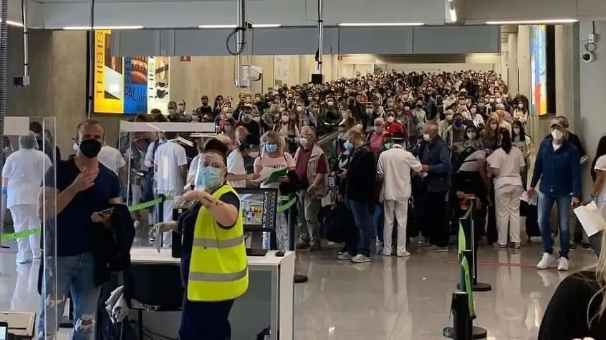 Hunderte Touristen warten dicht gedrängt am Flughafen Mallorca.