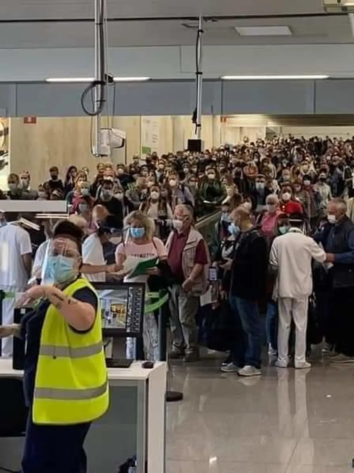 Hunderte Touristen warten dicht gedrängt am Flughafen Mallorca.