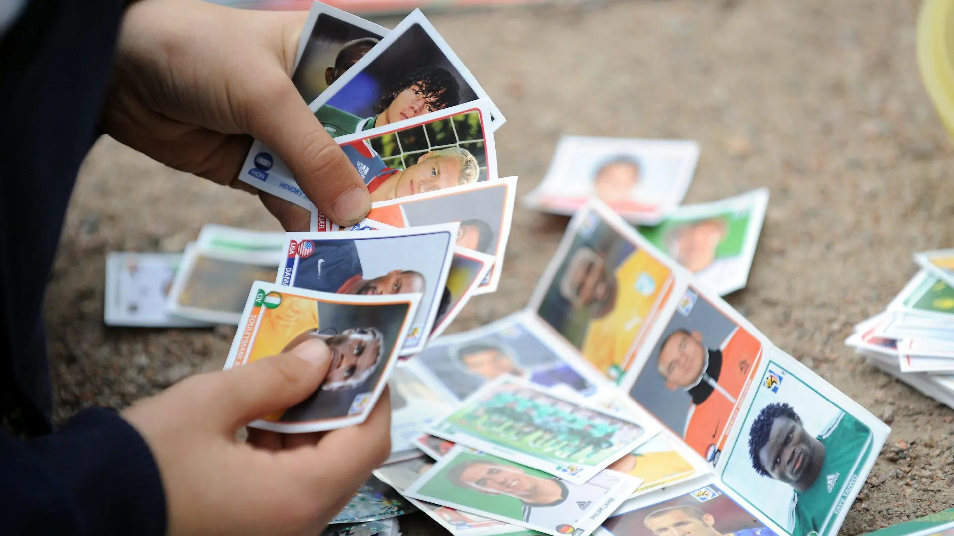 Kinder tauschen am Donnerstag (27.05.2010) in Hamburg Panini-Fußballbilder. Alle zwei Jahre wieder befällt Panini-Bilder-Sammelleidenschaft Erstklässler, Gymnasiasten, Studenten, Eltern und Rentner gleichermaßen - zu jeder Europa- und Weltmeisterschaft. Foto: Maurizio Gambarini dpa/lno (zu dpa-Korr: "Panini-Sticker als Belohnung - WM-Sammelfieber steigt" vom 02.06.2010)  +++(c) dpa - Bildfunk+++