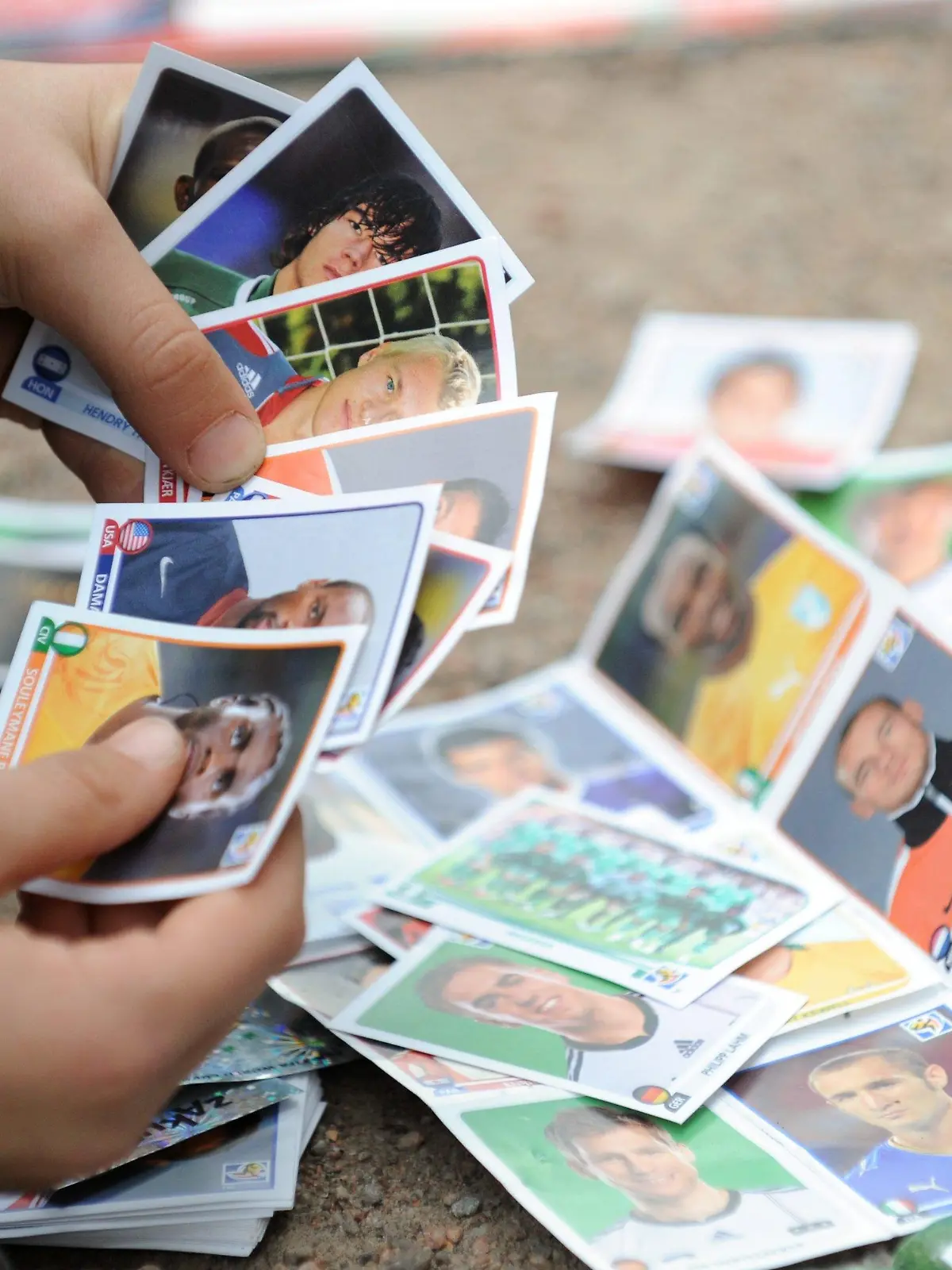 Kinder tauschen am Donnerstag (27.05.2010) in Hamburg Panini-Fußballbilder. Alle zwei Jahre wieder befällt Panini-Bilder-Sammelleidenschaft Erstklässler, Gymnasiasten, Studenten, Eltern und Rentner gleichermaßen - zu jeder Europa- und Weltmeisterschaft. Foto: Maurizio Gambarini dpa/lno (zu dpa-Korr: "Panini-Sticker als Belohnung - WM-Sammelfieber steigt" vom 02.06.2010)  +++(c) dpa - Bildfunk+++