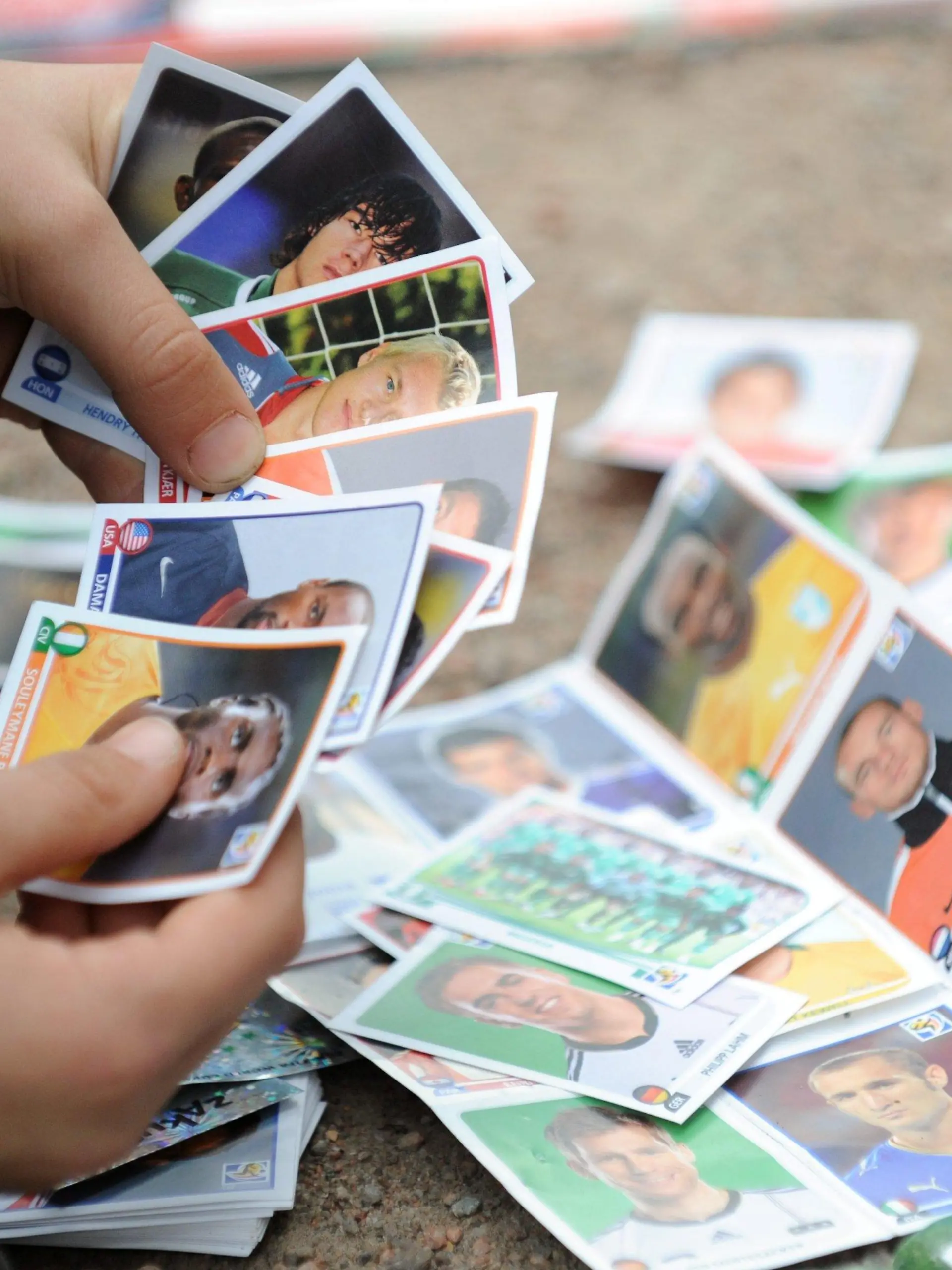 Kinder tauschen am Donnerstag (27.05.2010) in Hamburg Panini-Fußballbilder. Alle zwei Jahre wieder befällt Panini-Bilder-Sammelleidenschaft Erstklässler, Gymnasiasten, Studenten, Eltern und Rentner gleichermaßen - zu jeder Europa- und Weltmeisterschaft. Foto: Maurizio Gambarini dpa/lno (zu dpa-Korr: "Panini-Sticker als Belohnung - WM-Sammelfieber steigt" vom 02.06.2010)  +++(c) dpa - Bildfunk+++