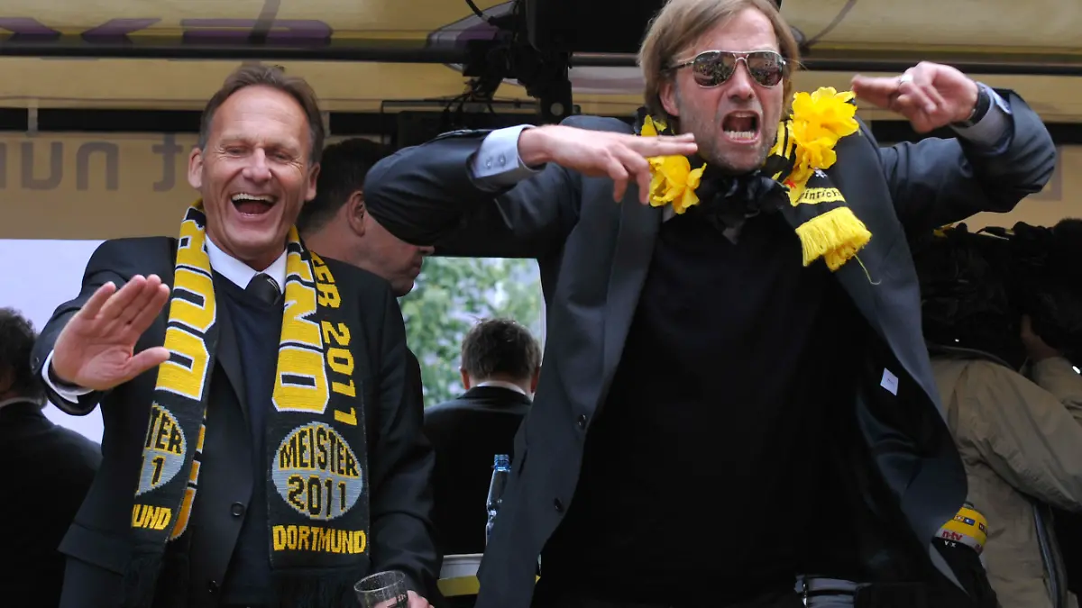 Geschäftsführer Hans-Joachim Watzke (l) und Trainer Jürgen Klopp vom Fußball-Bundesligisten Borussia Dortmund feiern am Sonntag (15.05.2011) auf einem Umzugswagen mit einem Autokorso die Meisterschaft in Dortmund. Der BVB ist deutscher Fußball-Meister der Saison 2010-11. Foto: Bernd Thissen dpa/lnw  +++(c) dpa - Bildfunk+++
