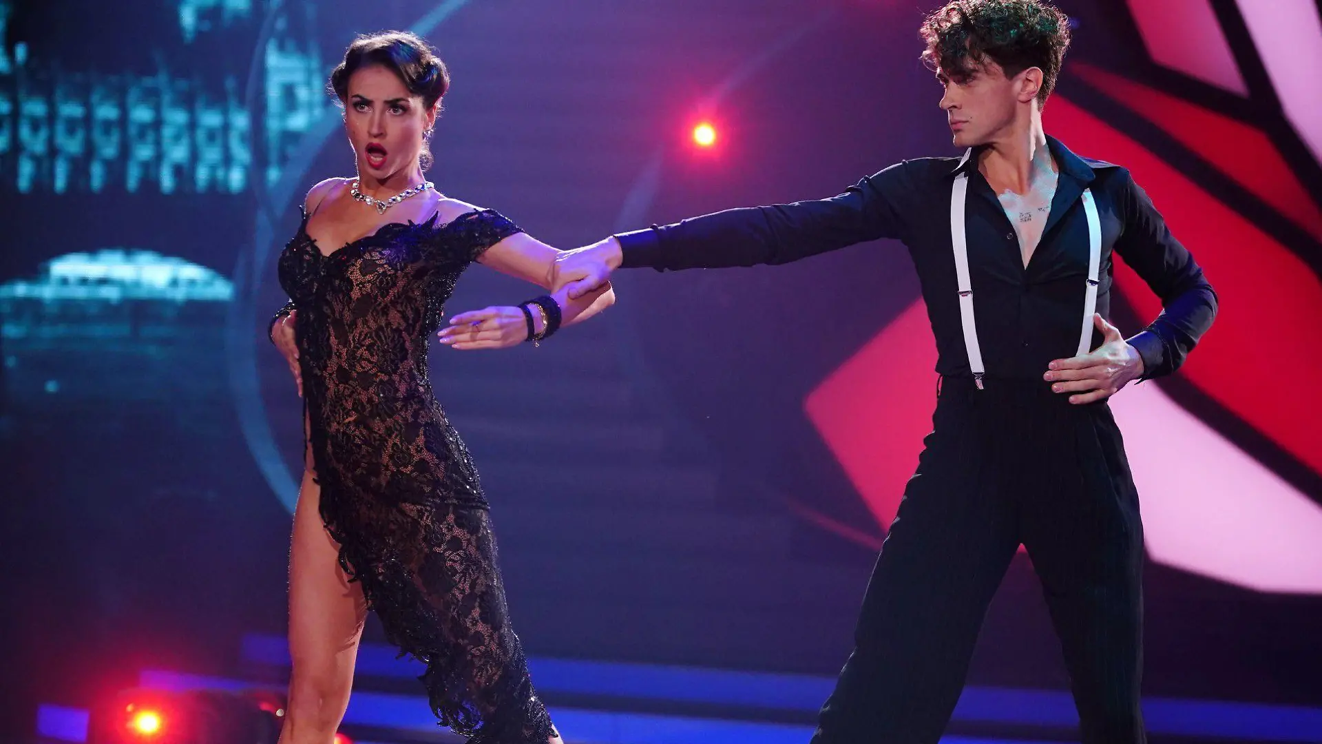 Timon Krause und Ekaterina Leonova tanzen Tango.
Die Verwendung des sendungsbezogenen Materials ist nur mit dem Hinweis und Verlinkung auf RTL+ gestattet.