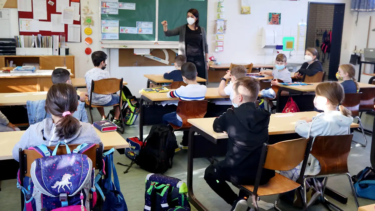 31.05.2021, Nordrhein-Westfalen, Essen: Kamuran Turan, Grundschullehrerin der Klasse 3a der Maria-Kunigunda-Grundschule, unterrichtet mit all ihren Schülern im Klassenzimmer Deutsch. In den nordrhein-westfälischen Kommunen mit einer stabilen Inzidenz von unter 100 kehren Schüler in den Präsenzunterricht zurück. Foto: Roland Weihrauch/dpa - ACHTUNG: Nur zur redaktionellen Verwendung im Zusammenhang mit der aktuellen Berichterstattung über den Beginn des Päsenzunterrichts +++ dpa-Bildfunk +++