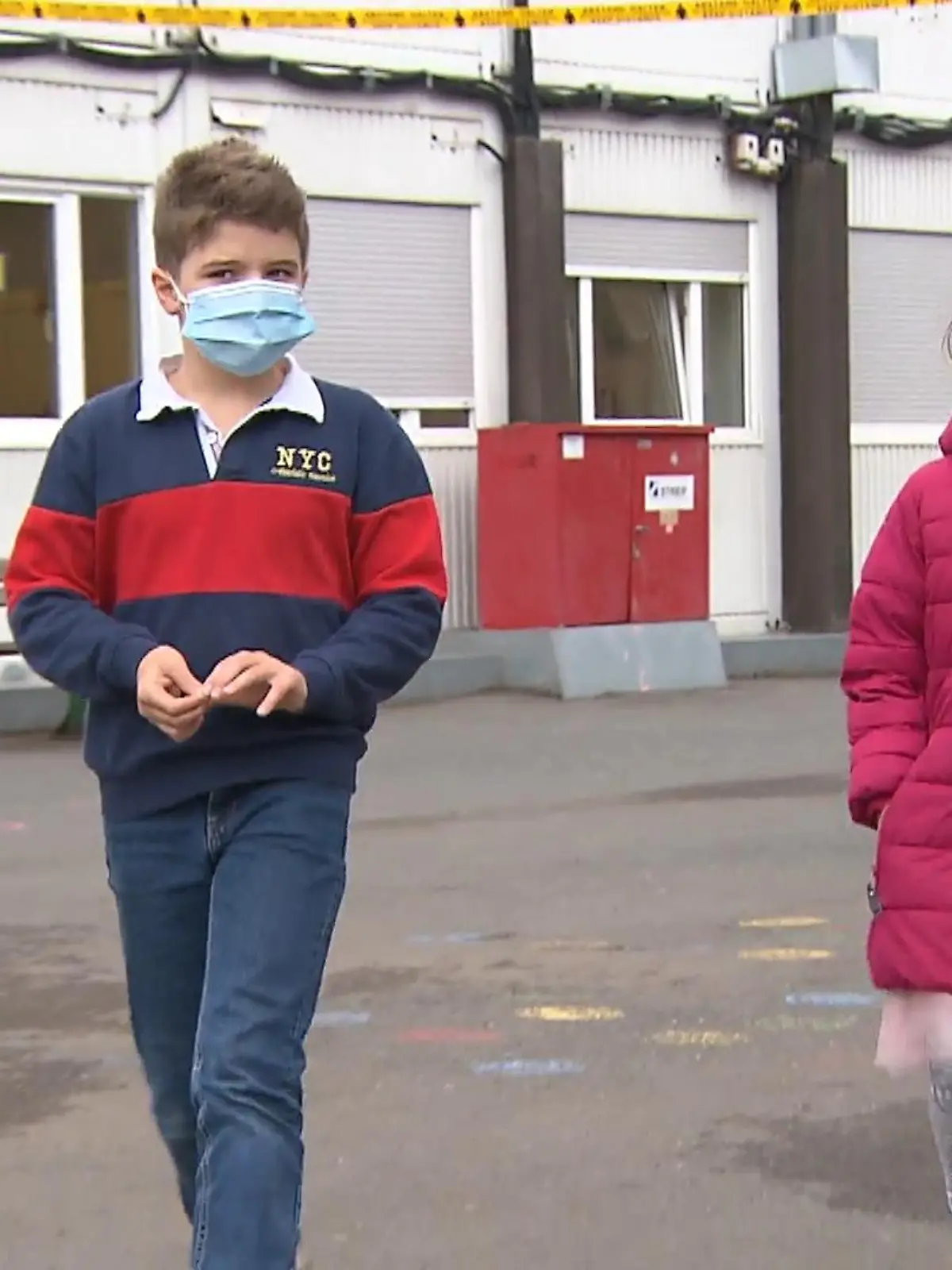 Unterricht im Container über einem S-Bahn-Tunnel statt im Klassenzimmer. So sieht der Alltag an der Frankfurter Mühlbergschule seit nun schon vier Jahren aus.