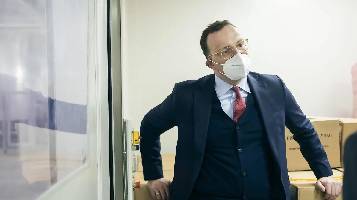 Bundesgesundheitsminister Jens Spahn CDU und Managing Director Jens Papperitz im Werk der Firma B. Braun in Sandton Johannesburg am 29.05.2021. Sandton South Africa *** Federal Minister of Health Jens Spahn CDU and Managing Director Jens Papperitz at the B Braun factory in Sandton Johannesburg on 29 05 2021 Sandton South Africa Copyright: xXanderxHeinl/photothek.dex
