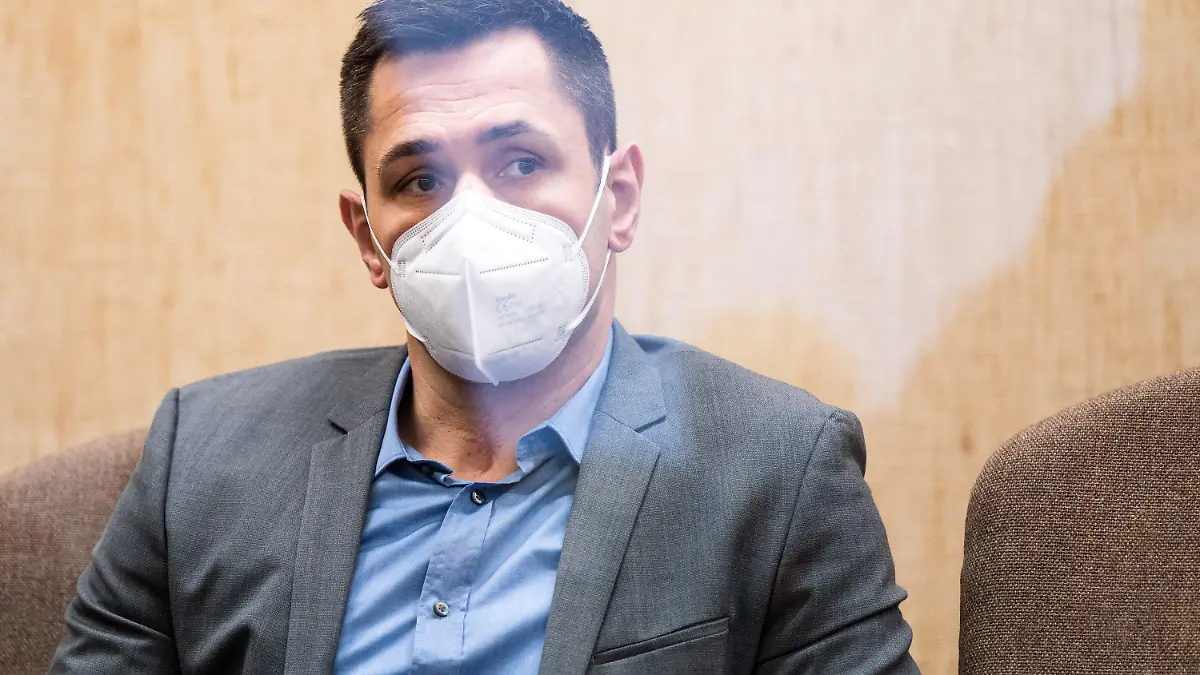 29.11.2021, Nordrhein-Westfalen, Köln: Der ehemalige Box-Profi Felix Sturm wartet im Gerichtssaal auf den Beginn der Berufungsverhandlung. Sturm war zu drei Jahren Haft verurteilt worden, wegen Steuerhinterziehung, Dopings und Körperverletzung. Er ging in Revision. Für den neuen Prozess sind drei Verhandlungstage angesetzt. Foto: Federico Gambarini/dpa +++ dpa-Bildfunk +++