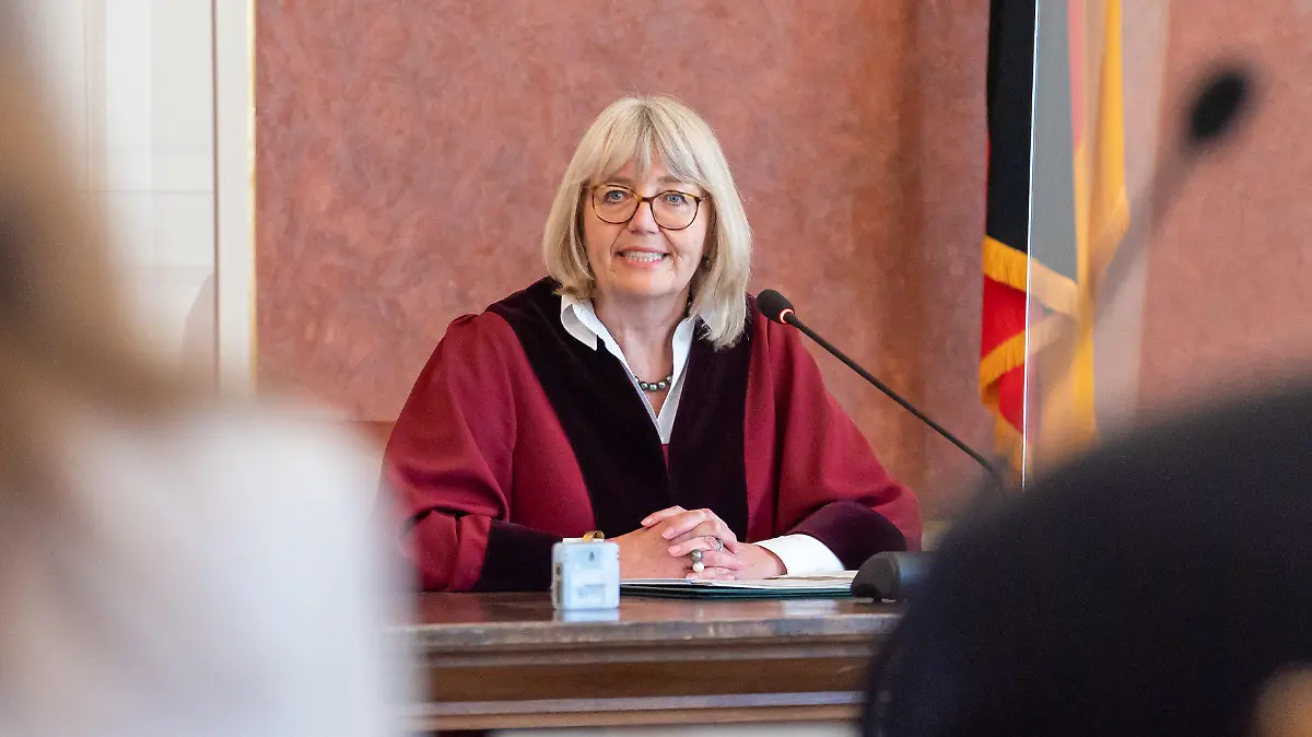 31.05.2021, Bayern, München: Jutta Förster, vorsitzende Richterin am Bundesfinanzhof, spricht während der Urteilsverkündung. Der Bundesfinanzhof in München hat eine vom Bund der Steuerzahler unterstützte Klage gegen die Rentenbesteuerung abgewiesen. Das hat der X. Senat des höchsten deutschen Finanzgerichts in einem am Montag verkündeten Urteil entschieden. Foto: Peter Kneffel/dpa +++ dpa-Bildfunk +++