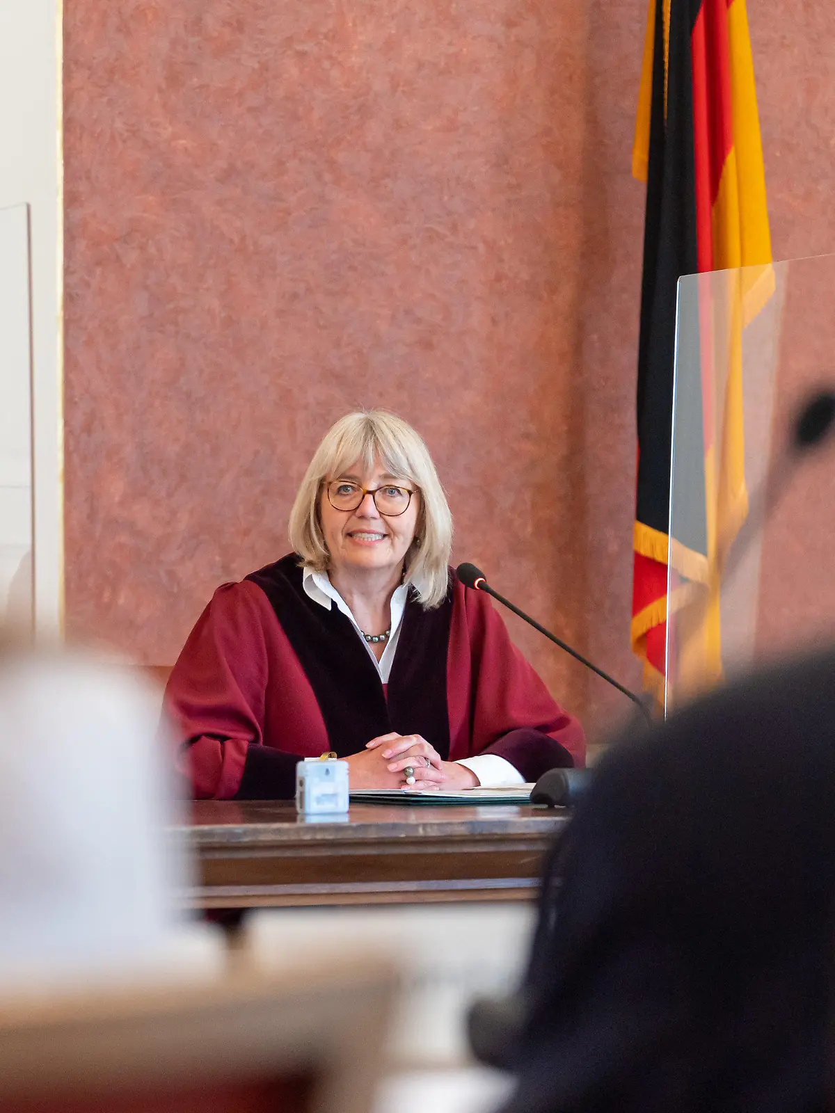 31.05.2021, Bayern, München: Jutta Förster, vorsitzende Richterin am Bundesfinanzhof, spricht während der Urteilsverkündung. Der Bundesfinanzhof in München hat eine vom Bund der Steuerzahler unterstützte Klage gegen die Rentenbesteuerung abgewiesen. Das hat der X. Senat des höchsten deutschen Finanzgerichts in einem am Montag verkündeten Urteil entschieden. Foto: Peter Kneffel/dpa +++ dpa-Bildfunk +++