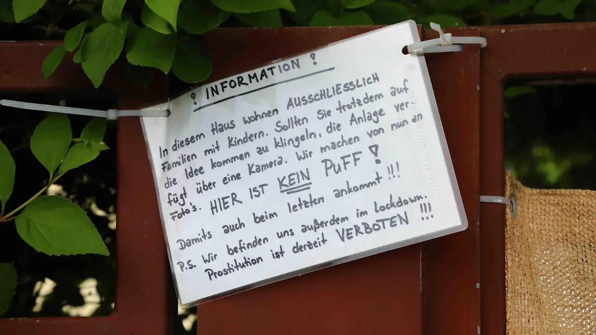Eindringliches Hinweisschild am Eingang des Wohnhauses: "HIER IST KEIN PUFF!"