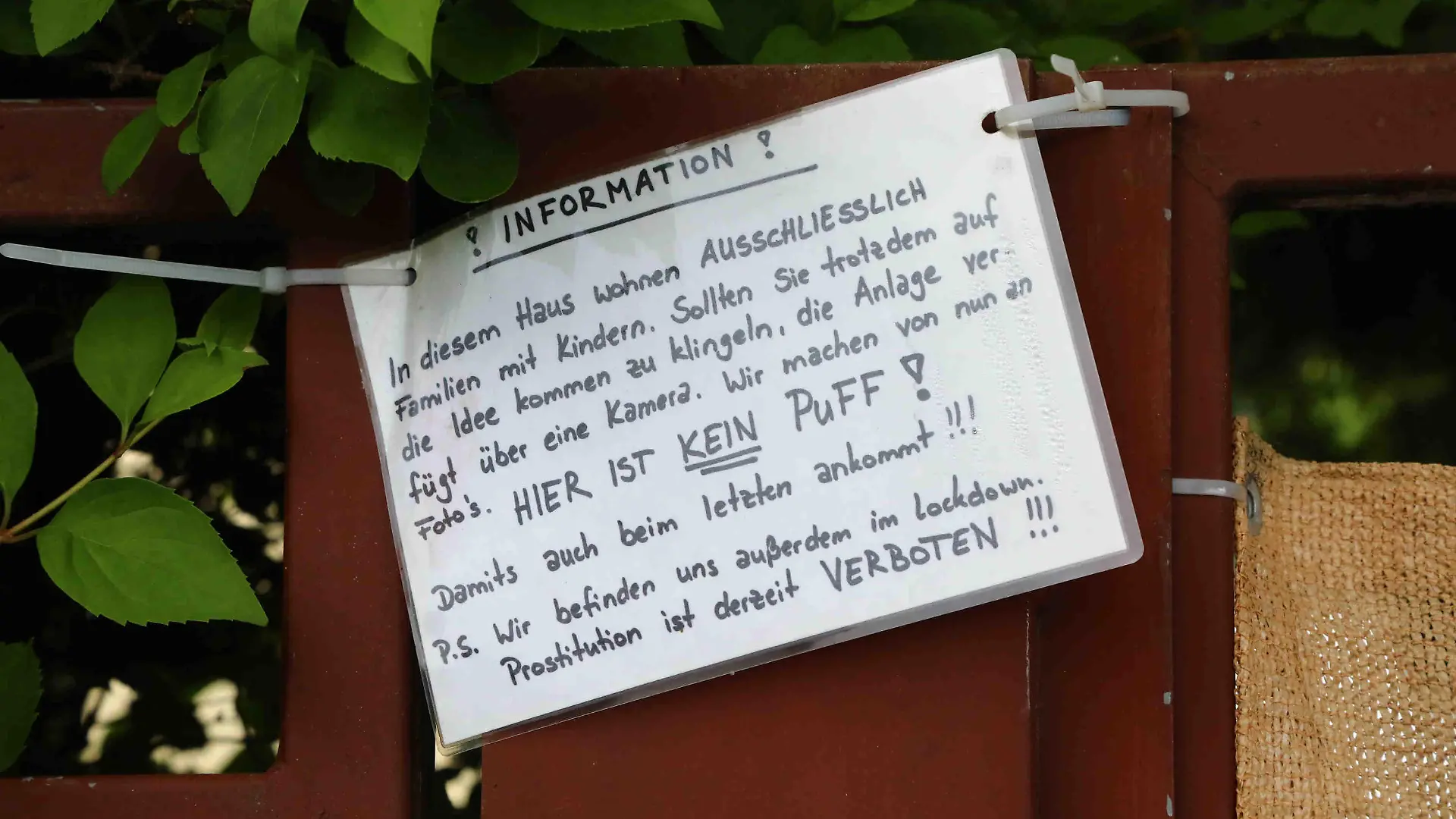 Eindringliches Hinweisschild am Eingang des Wohnhauses: "HIER IST KEIN PUFF!"