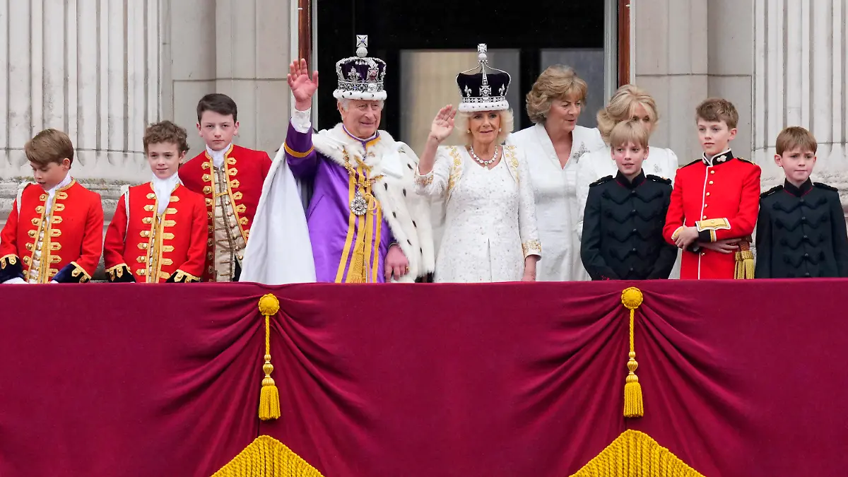 06.05.2023, Großbritannien, London: König Charles III. (M,l) und Königin Camilla (M,r) winken nach ihrer Krönungszeremonie vom Balkon des Buckingham Palastes aus der Menge zu.  Es ist ein historisches Ereignis: Charles und Camilla sind zu König und Königin gekrönt worden - vor den Augen zahlreicher prominenter Gäste aus aller Welt. Foto: Petr David Josek/AP/dpa +++ dpa-Bildfunk +++