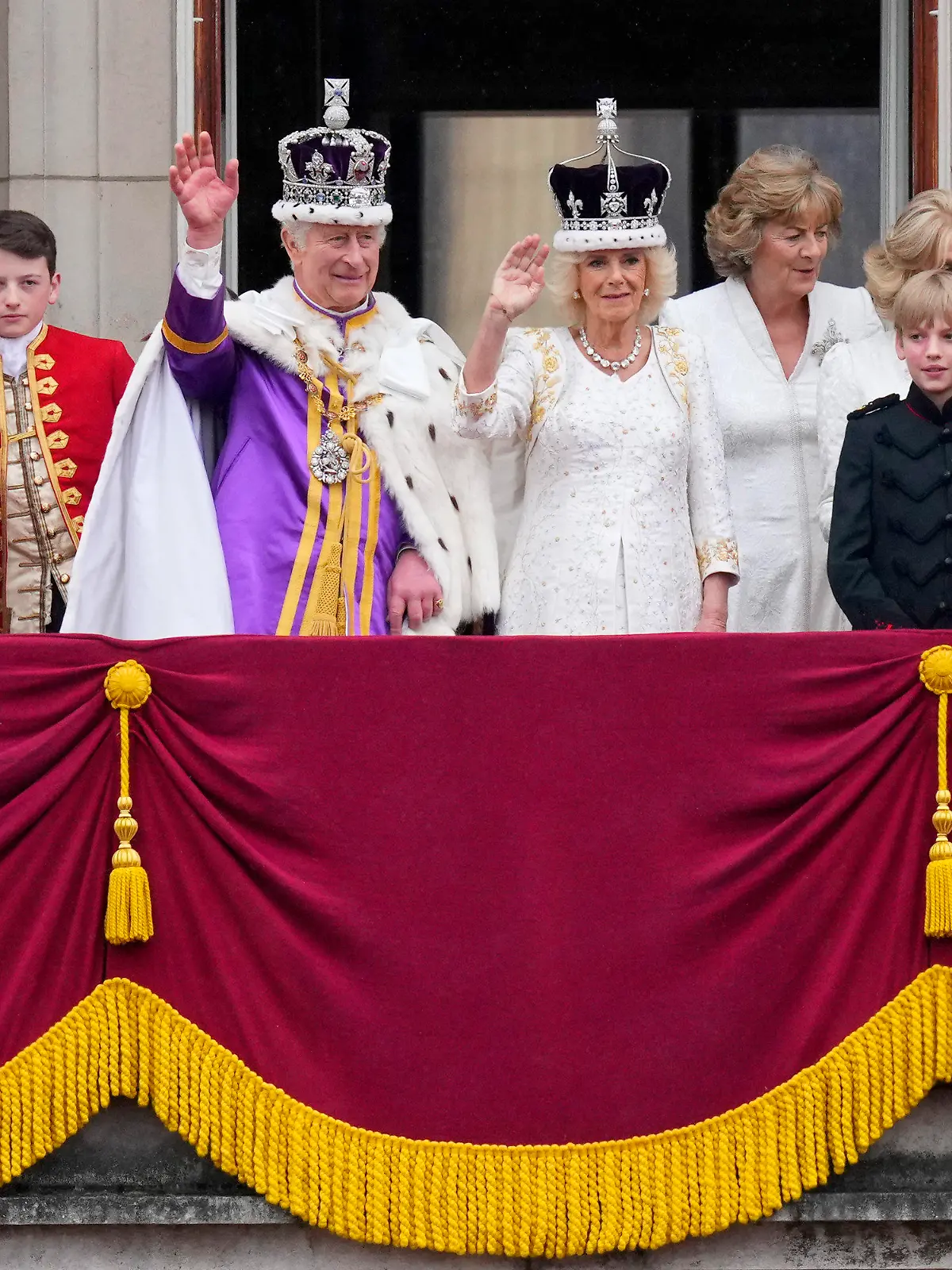 06.05.2023, Großbritannien, London: König Charles III. (M,l) und Königin Camilla (M,r) winken nach ihrer Krönungszeremonie vom Balkon des Buckingham Palastes aus der Menge zu.  Es ist ein historisches Ereignis: Charles und Camilla sind zu König und Königin gekrönt worden - vor den Augen zahlreicher prominenter Gäste aus aller Welt. Foto: Petr David Josek/AP/dpa +++ dpa-Bildfunk +++