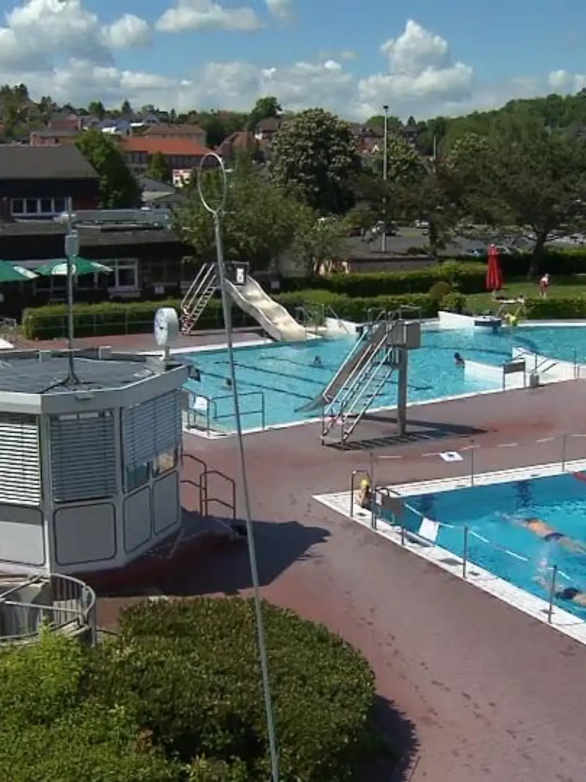 Der Sommer kommt endlich auch in Hessen an – zwar noch in kleinen Schritten, aber die Temperaturen steigen und somit auch die Lust auf einen Sprung ins kühle Nass. Aufgrund der hohen Inzidenzwerte waren viele Freibäder in Hessen jedoch geschlossen – bis jetzt. Denn die Inzidenzen sinken und immer mehr Freibäder öffnen wieder. So auch die Bäder in Nidda, Bald Salzhausen und Bald Vilbel.