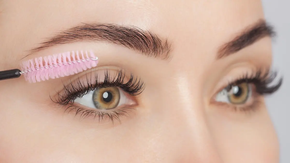 Frau trägt Wimpernserum auf