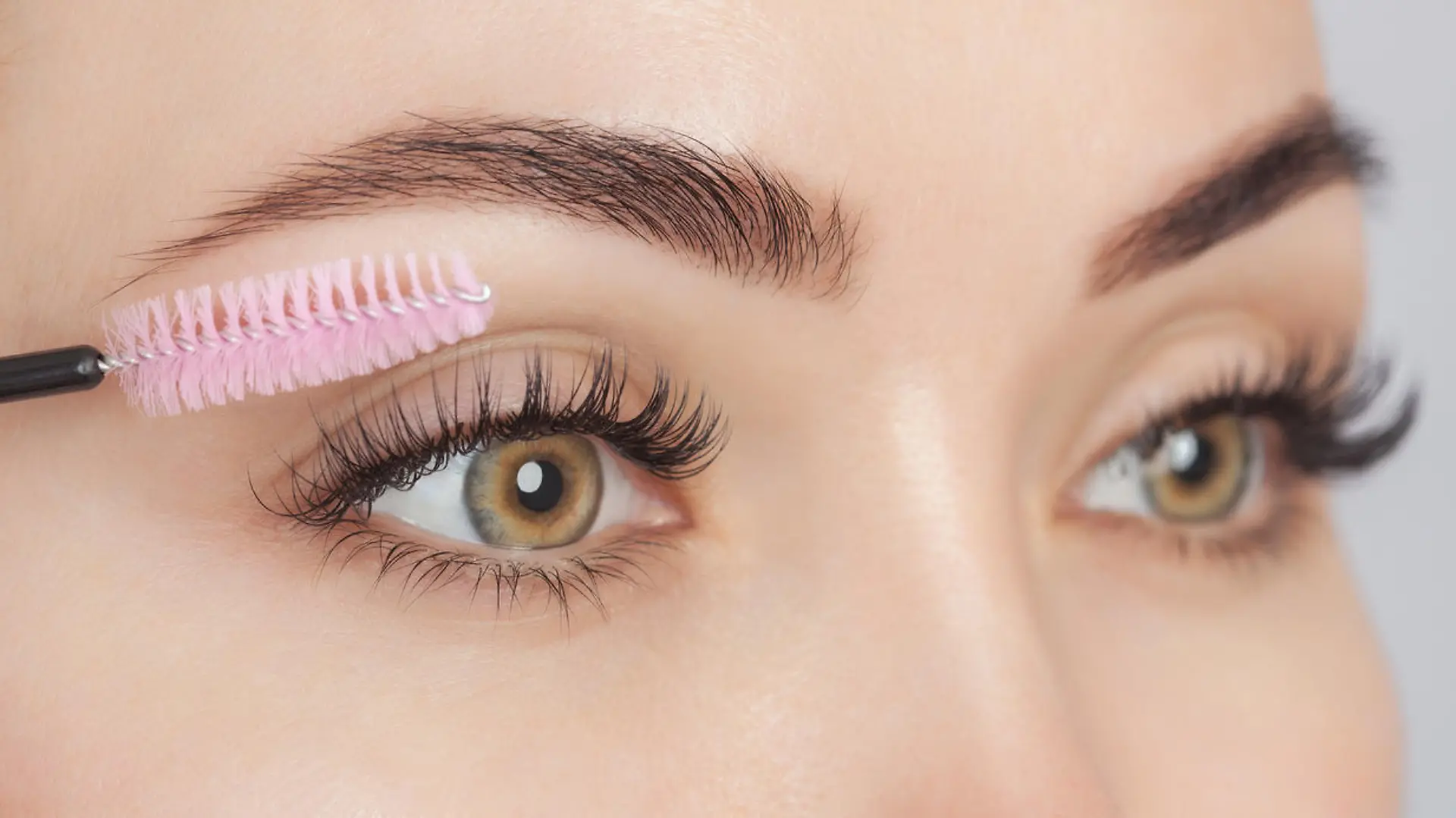 Frau trägt Wimpernserum auf