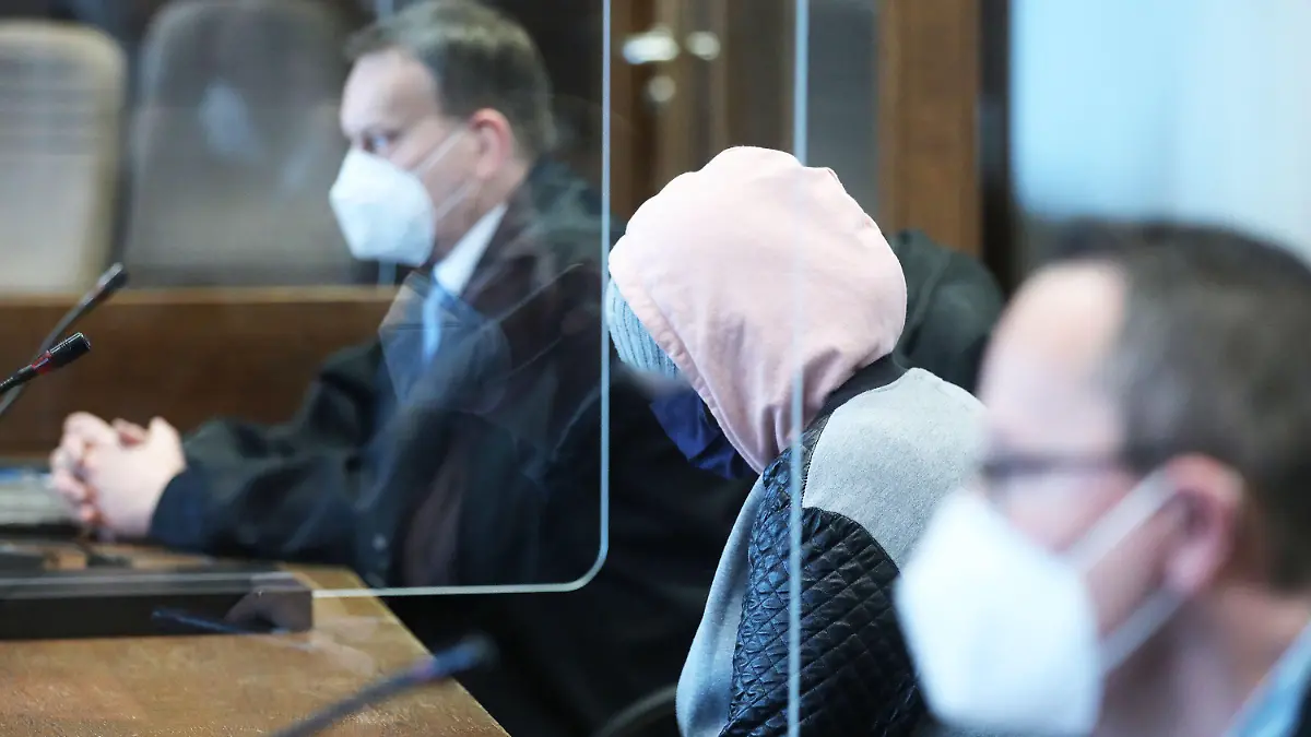 ARCHIV - 12.04.2021, Nordrhein-Westfalen, Köln: Die angeklagte Mutter (M) sitzt zwischen Anwälten im Gerichtssaal. Über Monate soll die Mutter sich nicht um ihre fünfjährige Tochter gekümmert haben. Die Frau und ihr Ex-Freund sind wegen versuchten Mordes angeklagt. Nun wird das Urteil erwartet. (zu dpa: «Mädchen fast verhungert · Urteil gegen Mutter erwartet») Foto: Oliver Berg/dpa - ACHTUNG: Person(en) wurde(n) aus rechtlichen Gründen gepixelt +++ dpa-Bildfunk +++