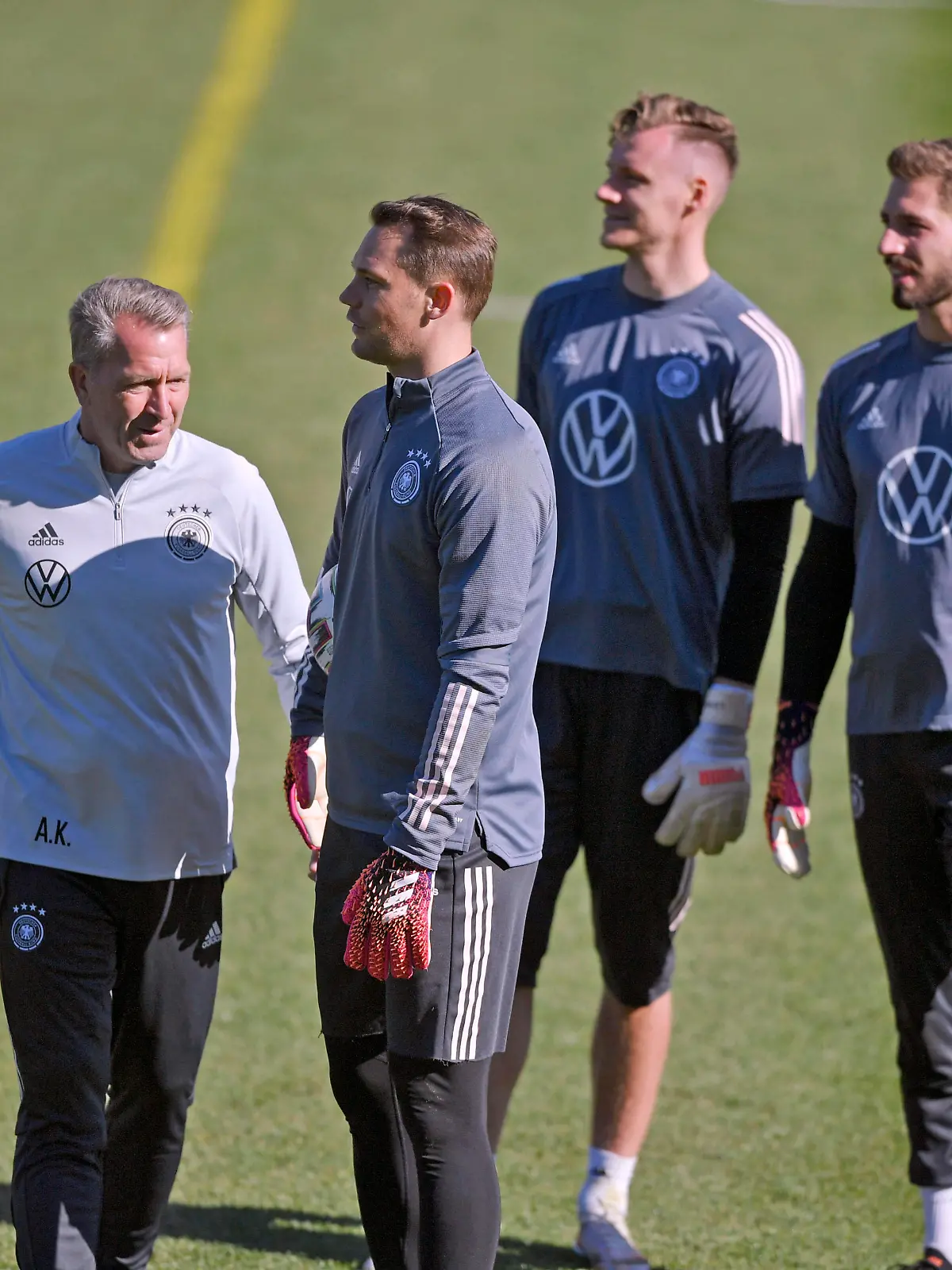 30.05.2021, Fussball, Europameisterschaft 2020, Vorbereitungstrainingslager der Deutschen Nationalmannschaft in Seefeld Tirol, v.li: Torwarttrainer Andreas Köpke Deutschland , Torwart Manuel Neuer Deutschland, Torwart Bernd Leno Deutschland, Torwart Kevin Trapp Deutschland *** 30 05 2021, Football, European Championship 2020, preparation training camp of the German national team in Seefeld Tirol , from left goalkeeper coach Andreas Köpke Germany , goalkeeper Manuel Neuer Germany , goalkeeper Bernd Leno Germany , goalkeeper Kevin Trapp Germany 