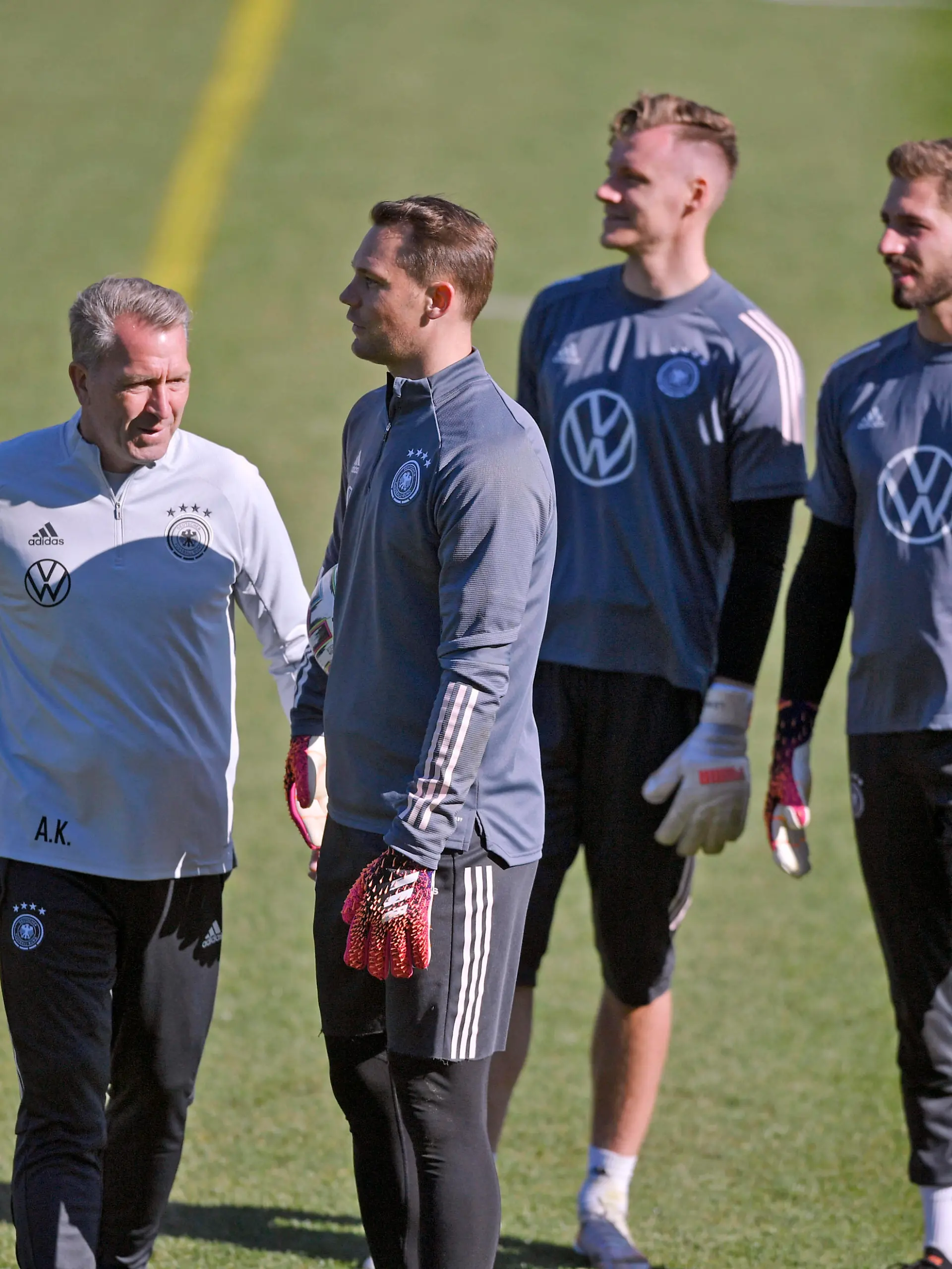 30.05.2021, Fussball, Europameisterschaft 2020, Vorbereitungstrainingslager der Deutschen Nationalmannschaft in Seefeld Tirol, v.li: Torwarttrainer Andreas Köpke Deutschland , Torwart Manuel Neuer Deutschland, Torwart Bernd Leno Deutschland, Torwart Kevin Trapp Deutschland *** 30 05 2021, Football, European Championship 2020, preparation training camp of the German national team in Seefeld Tirol , from left goalkeeper coach Andreas Köpke Germany , goalkeeper Manuel Neuer Germany , goalkeeper Bernd Leno Germany , goalkeeper Kevin Trapp Germany 