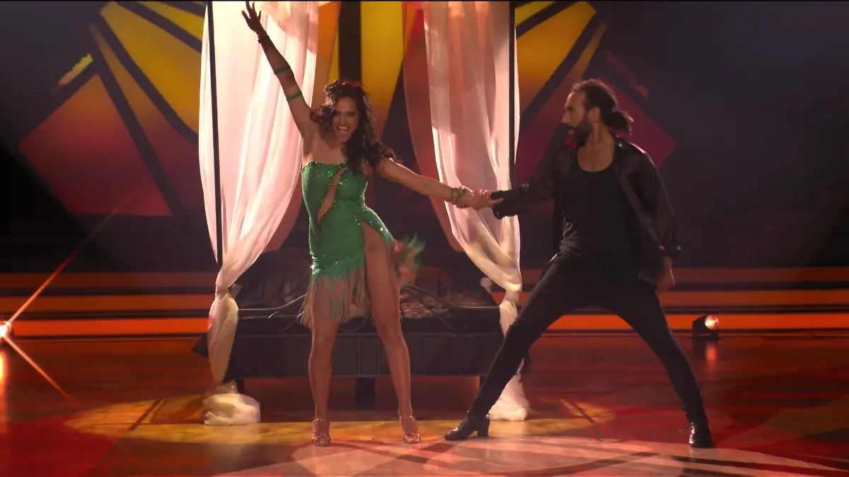 Salsa! Amira Pochers erster Tanz mit Massimo Sinató ist heiß "Let's Dance" Show 1