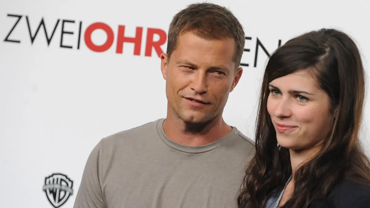 Die Schauspieler Til Schweiger und Nora Tschirner posieren am Donnerstag (11.06.2009) in Berlin bei einem Fototermin zur Vorstellung des Films "Zweiohrküken". Der Film ist die Fortsetzung von Schweigers Kinoerfolg "Keinohrhasen", in dem er erneut als Produzent, Regisseur, Drehbuchautor und Hauptdarsteller auftritt. Vorraussichtlicher Kinostart ist der 17. Dezember 2009. Foto: Jens Kalaene +++(c) dpa - Report+++