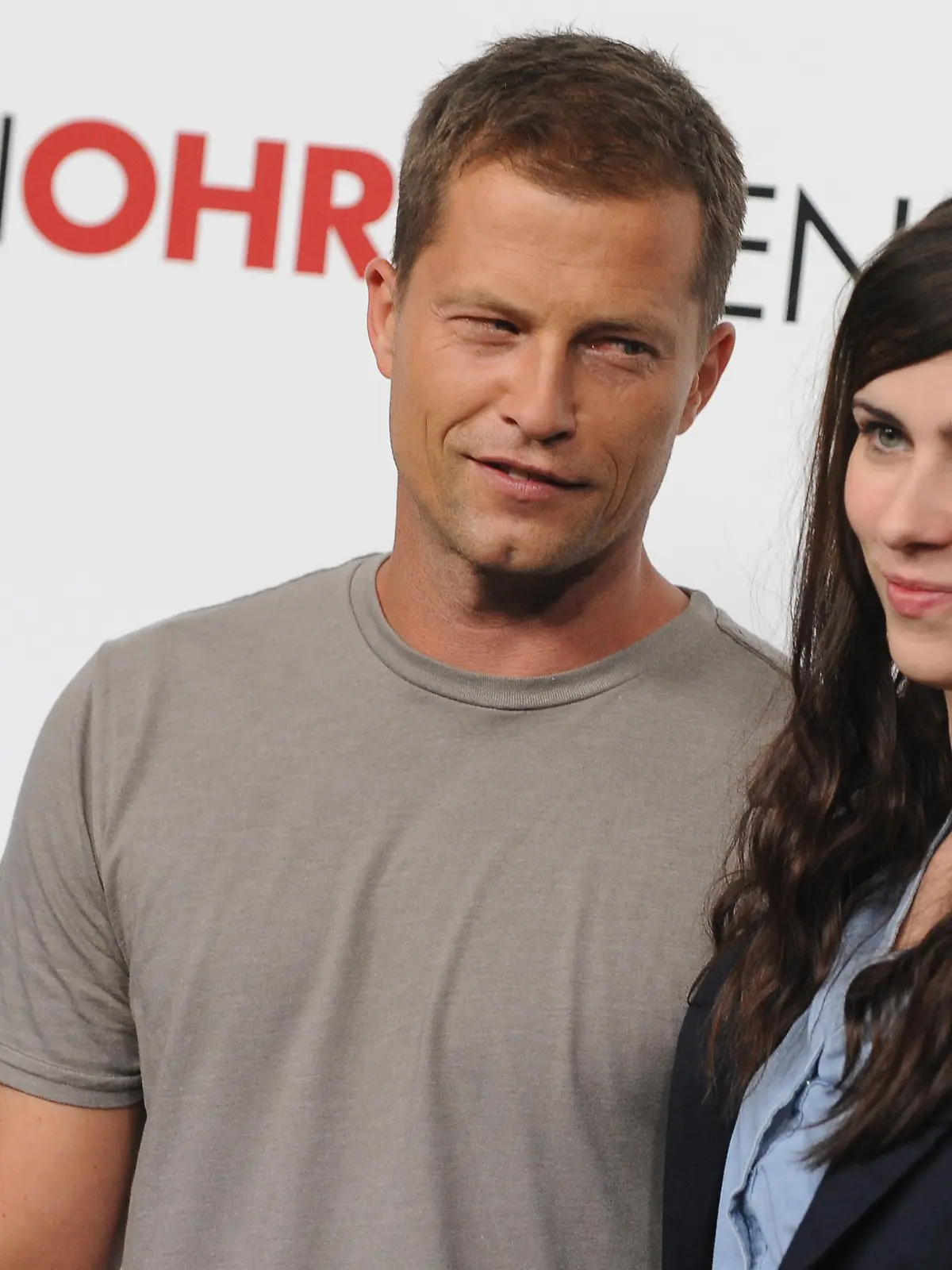 Die Schauspieler Til Schweiger und Nora Tschirner posieren am Donnerstag (11.06.2009) in Berlin bei einem Fototermin zur Vorstellung des Films "Zweiohrküken". Der Film ist die Fortsetzung von Schweigers Kinoerfolg "Keinohrhasen", in dem er erneut als Produzent, Regisseur, Drehbuchautor und Hauptdarsteller auftritt. Vorraussichtlicher Kinostart ist der 17. Dezember 2009. Foto: Jens Kalaene +++(c) dpa - Report+++