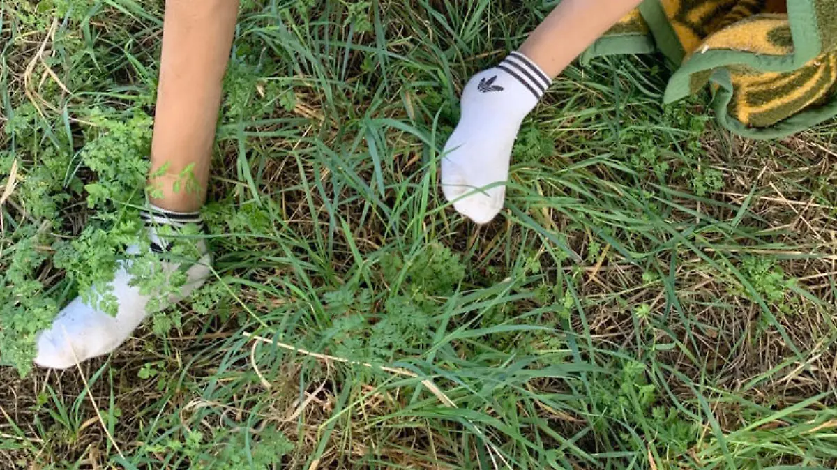 HANDOUT - 20.04.2020, Bayern, Sulzbach: Eine mit Socken bekleideten Puppe und eine Decke liegen im Gras. Am Sonntagnachmittag hatte ein Ehepaar die Entdeckung gemacht, ein Gewaltverbrechen vermutet und die Polizei verständigt. Diese konnte schnell Entwarnung geben weil es sich um eine lebensgroße Sexpuppe handelte. Der Besitzer wurde ausfindig gemacht. Er bekam seine Puppe zurück und dazu eine Anzeige wegen eines Verstoßes gegen das Abfallgesetz. Foto: Polizeiinspektion Sulzbach-Rosenberg/dpa - ACHTUNG: Nur zur redaktionellen Verwendung und nur mit vollständiger Nennung des vorstehenden Credits +++ dpa-Bildfunk +++
