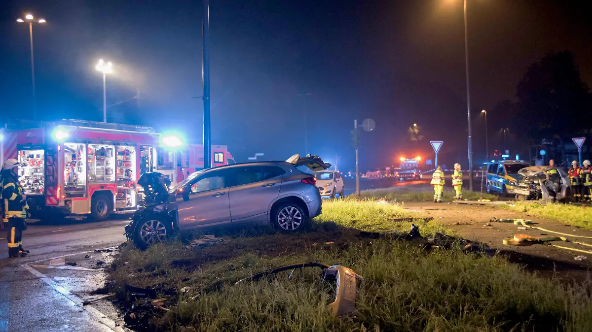 Einsatzkräfte von Feuerwehr und Polizei sind an einer Unfallstelle im Einsatz. Ein Mann ist bei einem Verkehrsunfall in Köln ums Leben gekommen. Bei dem Unfall am frühen Samstagmorgen waren nach Angaben der Feuerwehr mindestens zwei Autos beteiligt. Zwei weitere Menschen wurden demnach schwer verletzt und mit dem Rettungswagen in Kliniken gebracht. Der Unfallhergang war zunächst nicht bekannt, wie ein Polizeisprecher auf Nachfrage sagte. Einsatzkräfte der Feuerwehr bargen den leblosen Mann aus einem der an dem Unfall beteiligten Autos. Die Wiederbelebungsmaßnahmen blieben erfolglos und er starb an der Unfallstelle.