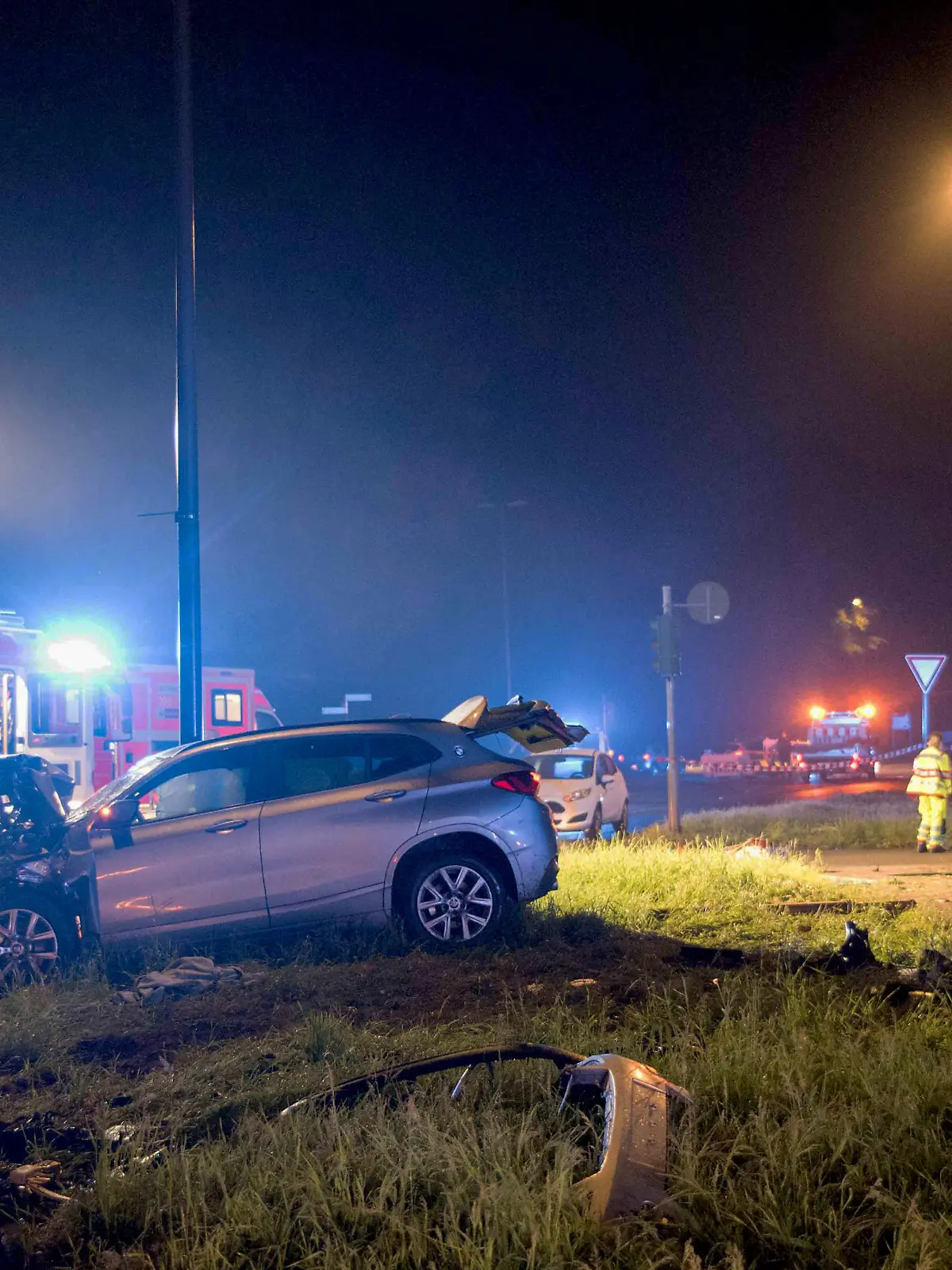 Einsatzkräfte von Feuerwehr und Polizei sind an einer Unfallstelle im Einsatz. Ein Mann ist bei einem Verkehrsunfall in Köln ums Leben gekommen. Bei dem Unfall am frühen Samstagmorgen waren nach Angaben der Feuerwehr mindestens zwei Autos beteiligt. Zwei weitere Menschen wurden demnach schwer verletzt und mit dem Rettungswagen in Kliniken gebracht. Der Unfallhergang war zunächst nicht bekannt, wie ein Polizeisprecher auf Nachfrage sagte. Einsatzkräfte der Feuerwehr bargen den leblosen Mann aus einem der an dem Unfall beteiligten Autos. Die Wiederbelebungsmaßnahmen blieben erfolglos und er starb an der Unfallstelle.