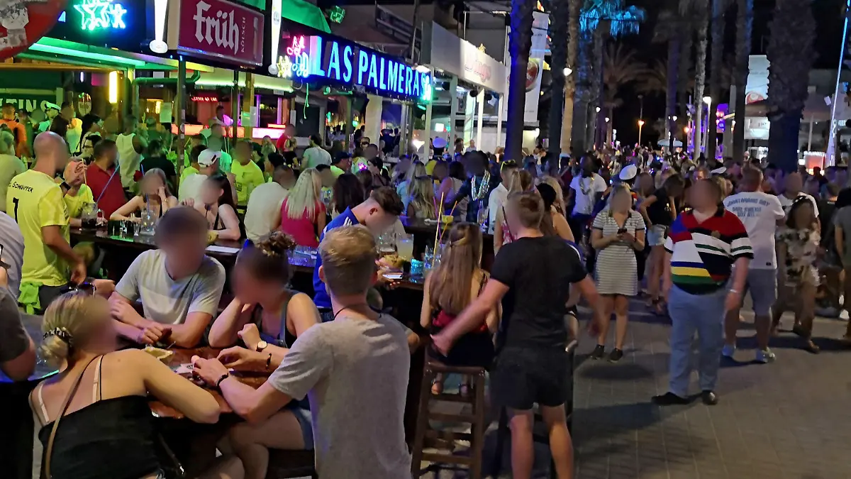 10.07.2020, Spanien, Palma de Mallorca: Dichtes gedränge herrscht an der "Bierstraße". Hunderte Urlauber aus Deutschland sollen am Ballermann auf Mallorca Party gemacht haben, ohne sich um die derzeit in Spanien geltenden Corona-Regeln zu scheren. Foto: Michael Wrobel/Birdy Media/dpa - ACHTUNG: Gäste wurden aus persäönlichkeitsrechtlichen Gründen gepixelt +++ dpa-Bildfunk +++