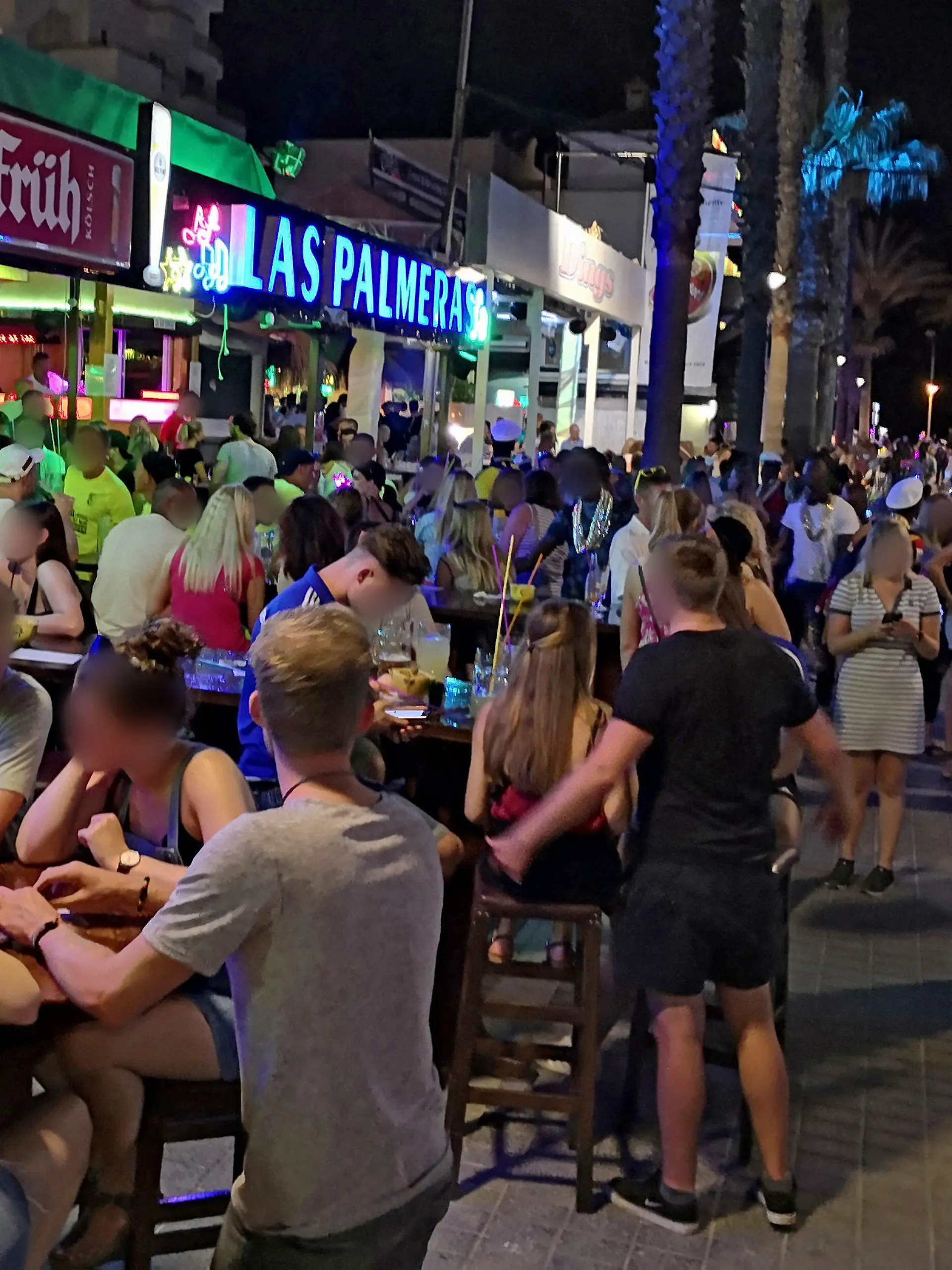 10.07.2020, Spanien, Palma de Mallorca: Dichtes gedränge herrscht an der "Bierstraße". Hunderte Urlauber aus Deutschland sollen am Ballermann auf Mallorca Party gemacht haben, ohne sich um die derzeit in Spanien geltenden Corona-Regeln zu scheren. Foto: Michael Wrobel/Birdy Media/dpa - ACHTUNG: Gäste wurden aus persäönlichkeitsrechtlichen Gründen gepixelt +++ dpa-Bildfunk +++