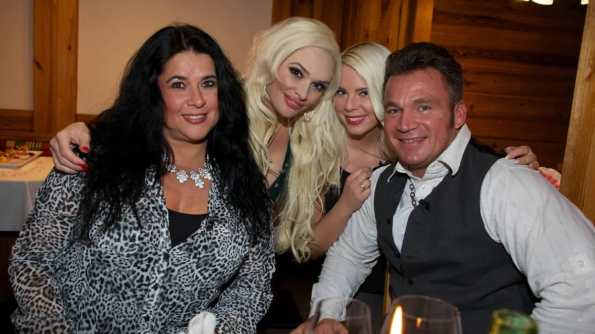 EXKLUSIV: Daniela Katzenberger (M) posiert mit ihren Eltern Iris und Jürgen und ihrer Schwester Jennifer am 19.12.2015 nach der Taufe von Sophia Cordalis, der Tochter von Daniela Katzenberger, in Kärnten (Österreich) auf der Feier. Die neuen Folgen von Daniela Katzenbergers Doku-Soap "Daniela Katzenberger - Mit Lucas im Babyglück" sind ab April 2016 bei RTl 2 zu sehen - ein Highlight der neuen Folgen ist natürlich die Taufe der kleinen Sophia. Foto: Ursula Düren/dpa