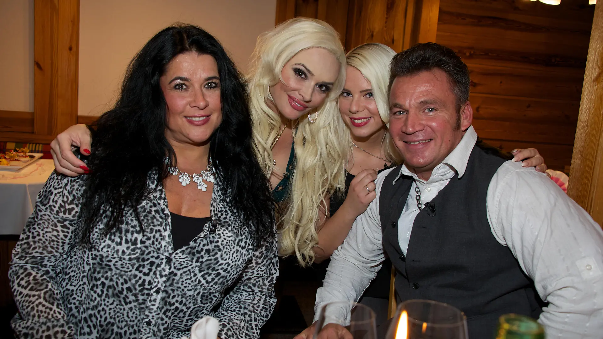 EXKLUSIV: Daniela Katzenberger (M) posiert mit ihren Eltern Iris und Jürgen und ihrer Schwester Jennifer am 19.12.2015 nach der Taufe von Sophia Cordalis, der Tochter von Daniela Katzenberger, in Kärnten (Österreich) auf der Feier. Die neuen Folgen von Daniela Katzenbergers Doku-Soap "Daniela Katzenberger - Mit Lucas im Babyglück" sind ab April 2016 bei RTl 2 zu sehen - ein Highlight der neuen Folgen ist natürlich die Taufe der kleinen Sophia. Foto: Ursula Düren/dpa