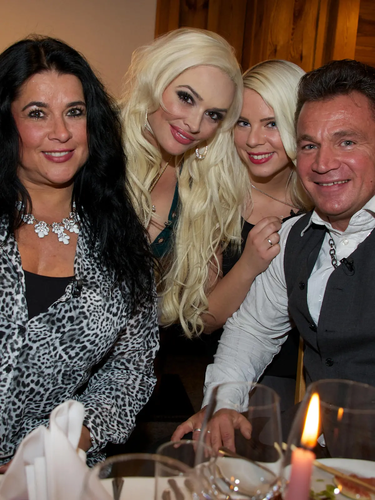 EXKLUSIV: Daniela Katzenberger (M) posiert mit ihren Eltern Iris und Jürgen und ihrer Schwester Jennifer am 19.12.2015 nach der Taufe von Sophia Cordalis, der Tochter von Daniela Katzenberger, in Kärnten (Österreich) auf der Feier. Die neuen Folgen von Daniela Katzenbergers Doku-Soap "Daniela Katzenberger - Mit Lucas im Babyglück" sind ab April 2016 bei RTl 2 zu sehen - ein Highlight der neuen Folgen ist natürlich die Taufe der kleinen Sophia. Foto: Ursula Düren/dpa