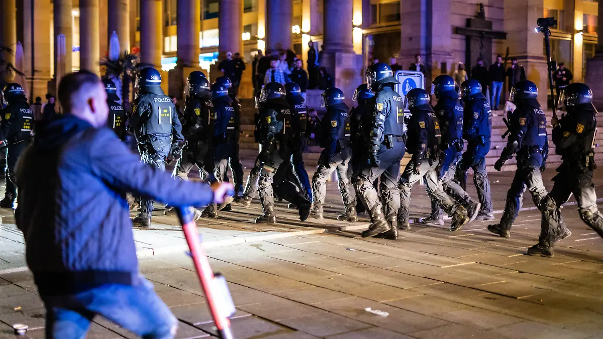 dpatopbilder - 30.05.2021, Baden-Württemberg, Stuttgart: Einsatzkräfte der Polizei laufen über den Schlossplatz. In der Nacht gab es rund um den Schlossplatz Auseinandersetzungen zwischen Jugendlichen und der Polizei. Foto: Christoph Schmidt/dpa +++ dpa-Bildfunk +++