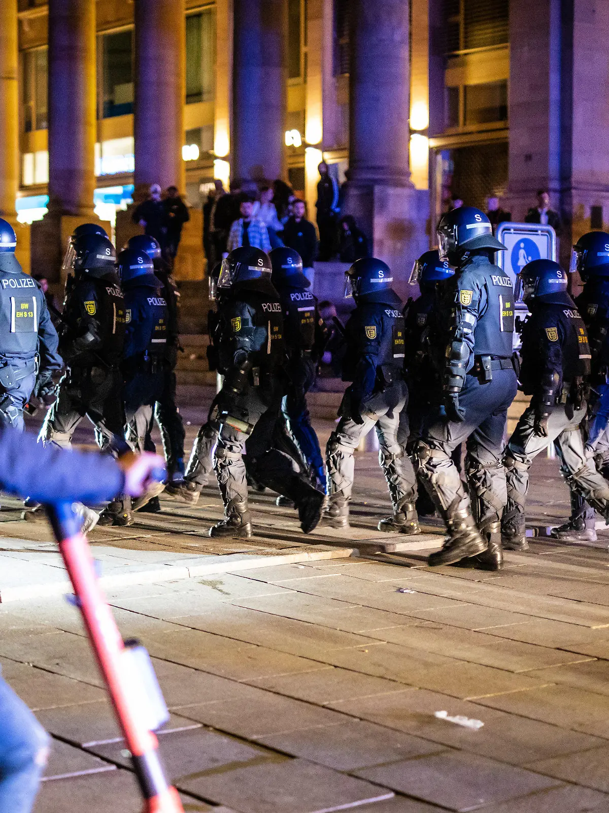 dpatopbilder - 30.05.2021, Baden-Württemberg, Stuttgart: Einsatzkräfte der Polizei laufen über den Schlossplatz. In der Nacht gab es rund um den Schlossplatz Auseinandersetzungen zwischen Jugendlichen und der Polizei. Foto: Christoph Schmidt/dpa +++ dpa-Bildfunk +++