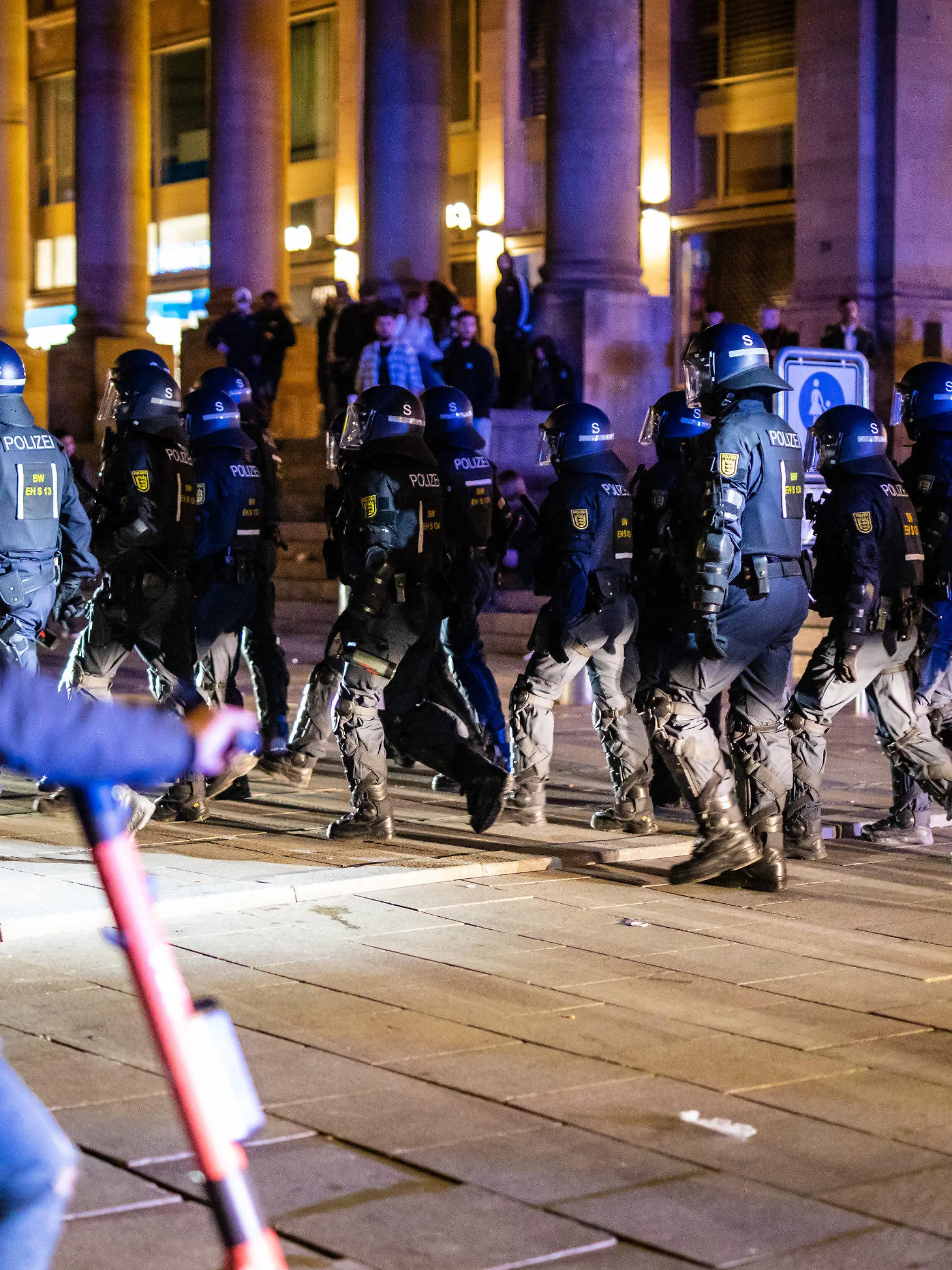 dpatopbilder - 30.05.2021, Baden-Württemberg, Stuttgart: Einsatzkräfte der Polizei laufen über den Schlossplatz. In der Nacht gab es rund um den Schlossplatz Auseinandersetzungen zwischen Jugendlichen und der Polizei. Foto: Christoph Schmidt/dpa +++ dpa-Bildfunk +++
