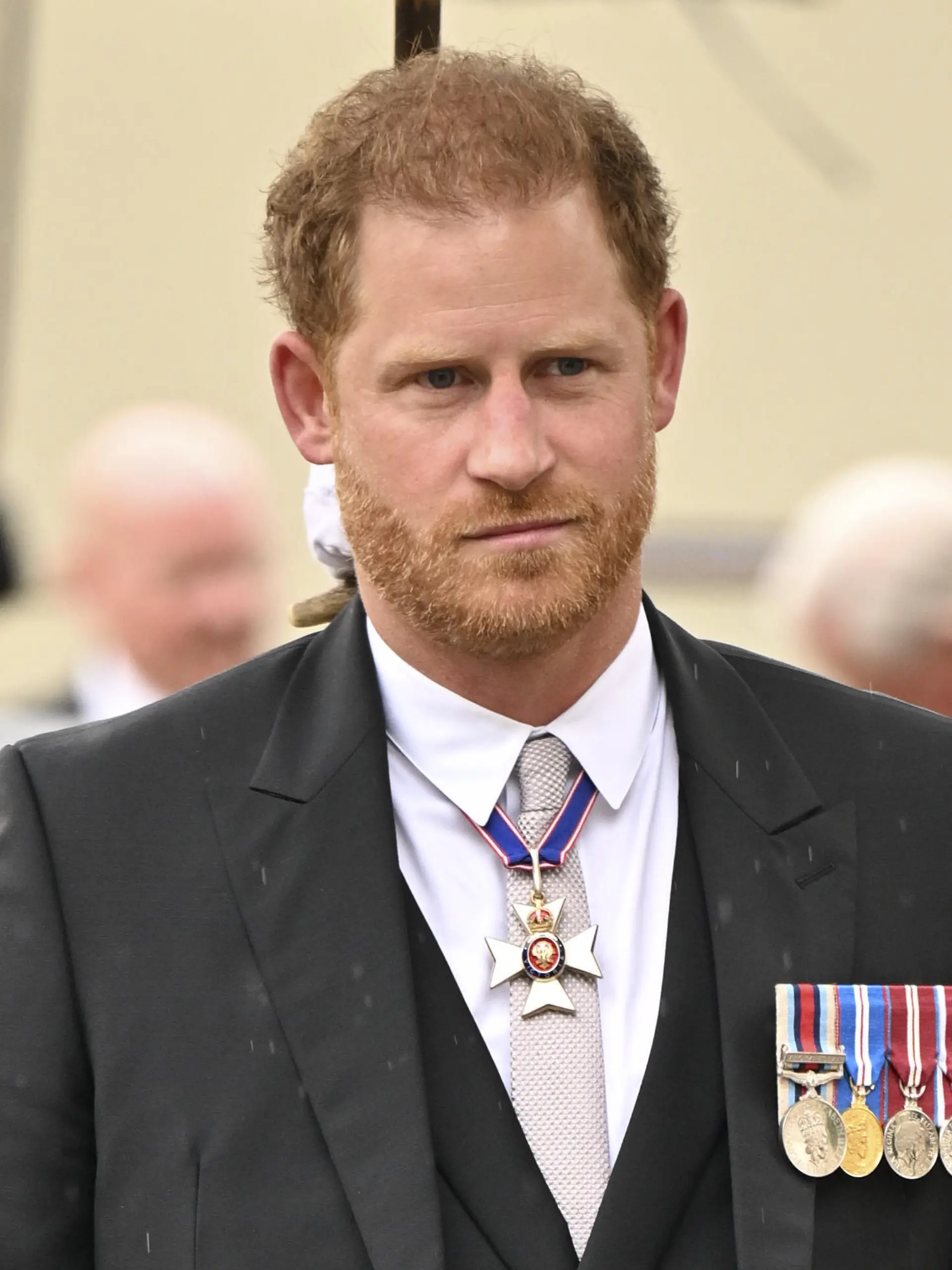 06.05.2023, Großbritannien, London: Prinz Harry, Herzog von Sussex, kommt vor der Krönungszeremonie von König Charles III. und Königsgemahlin Camilla in der Westminster Abbey an. Zur Krönung von König Charles III. werden zahlreiche Gäste erwartet. Foto: Andy Stenning/Daily Mirror/PA Wire/dpa +++ dpa-Bildfunk +++