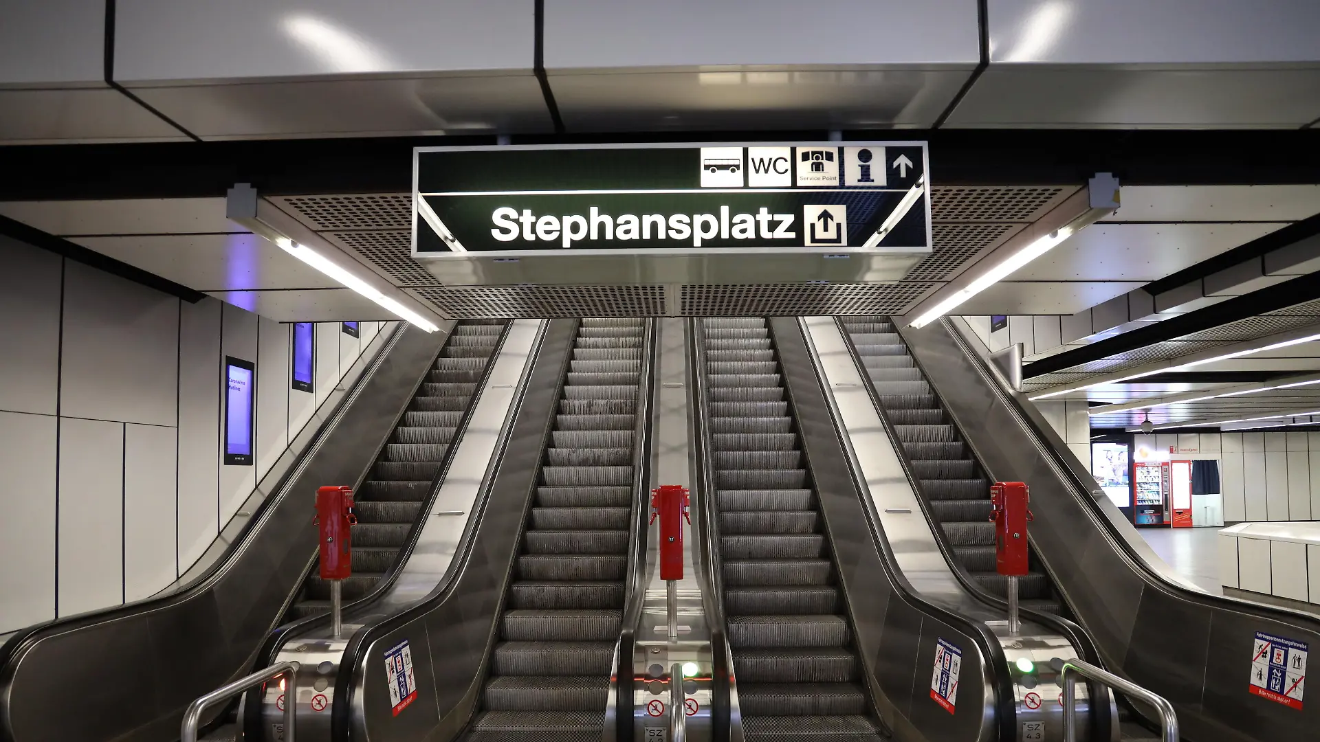 Corona Krise, Leere U Bahn, U Bahn Station Stephansplatz