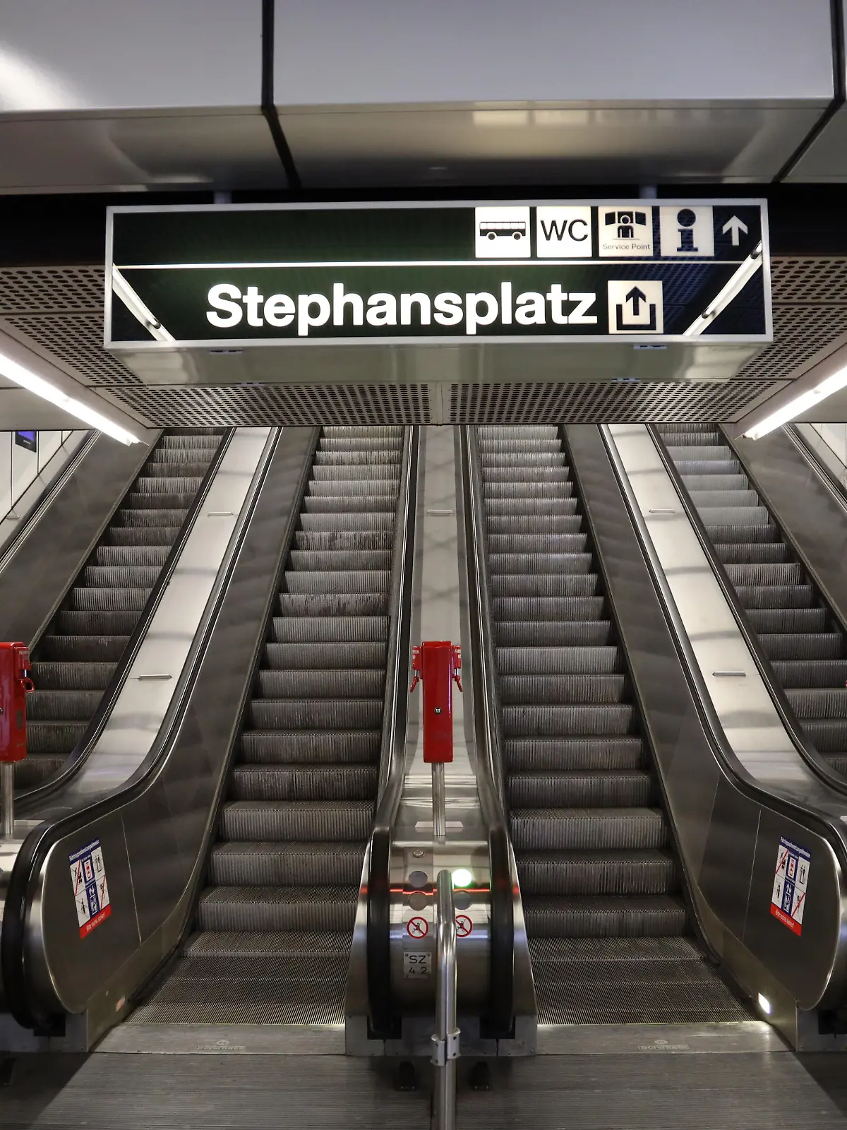 Corona Krise, Leere U Bahn, U Bahn Station Stephansplatz