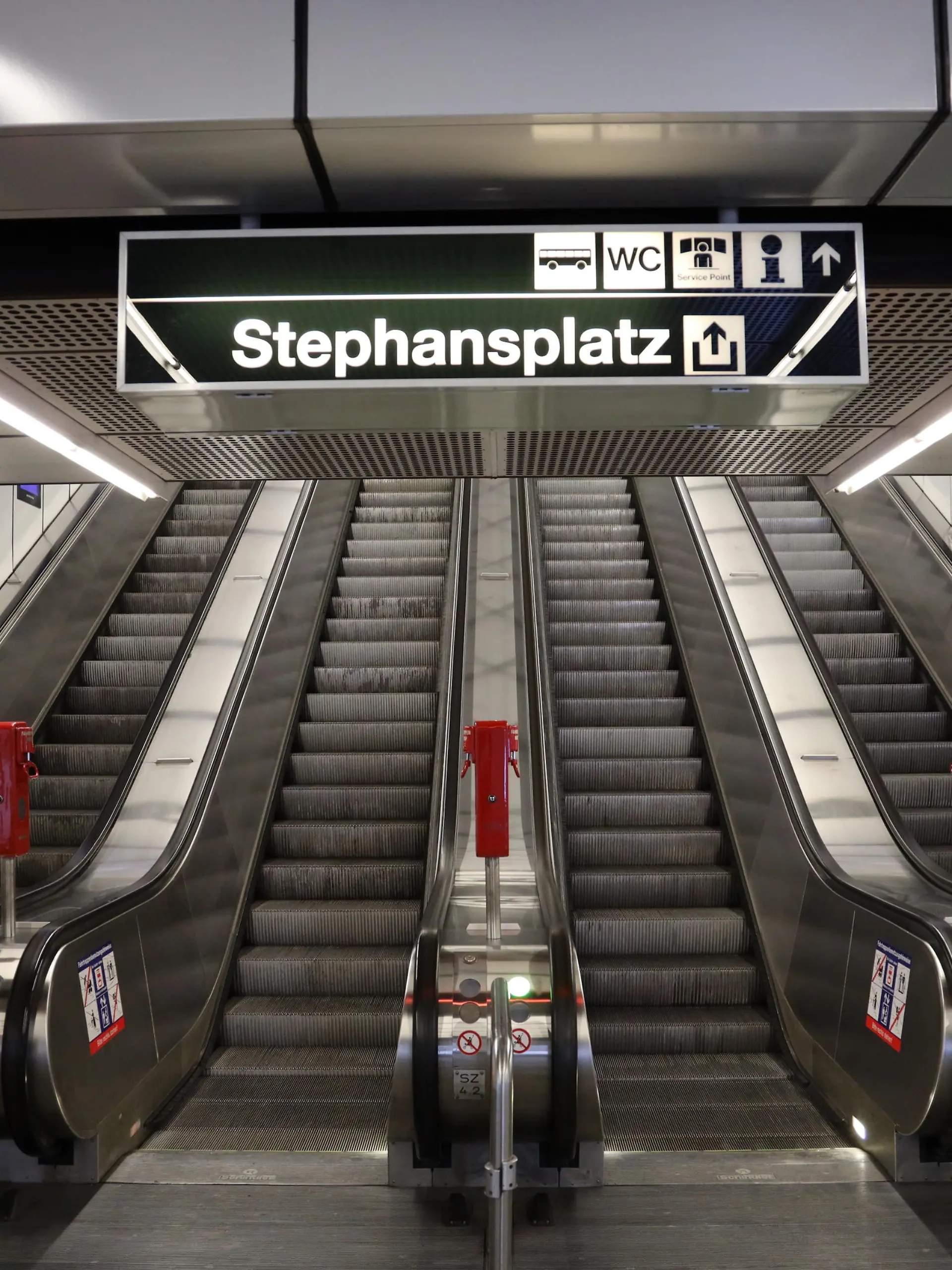 Corona Krise, Leere U Bahn, U Bahn Station Stephansplatz