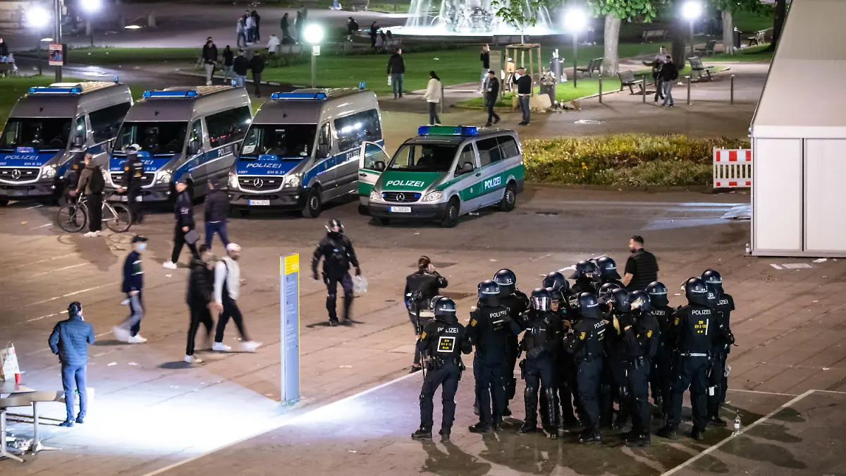 30.05.2021, Baden-Württemberg, Stuttgart: Einsatzkräfte der Polizei stehen am Schlossplatz. In der Nacht gab es rund um den Schlossplatz Auseinandersetzungen zwischen Jugendlichen und der Polizei. Foto: Christoph Schmidt/dpa +++ dpa-Bildfunk +++