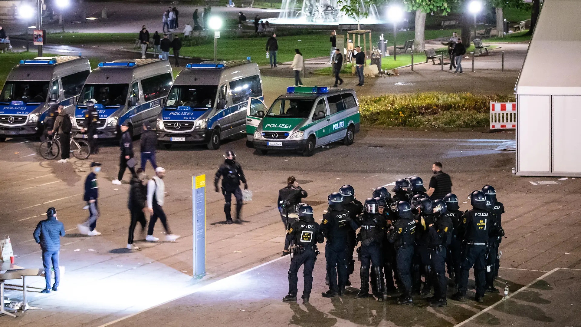 30.05.2021, Baden-Württemberg, Stuttgart: Einsatzkräfte der Polizei stehen am Schlossplatz. In der Nacht gab es rund um den Schlossplatz Auseinandersetzungen zwischen Jugendlichen und der Polizei. Foto: Christoph Schmidt/dpa +++ dpa-Bildfunk +++