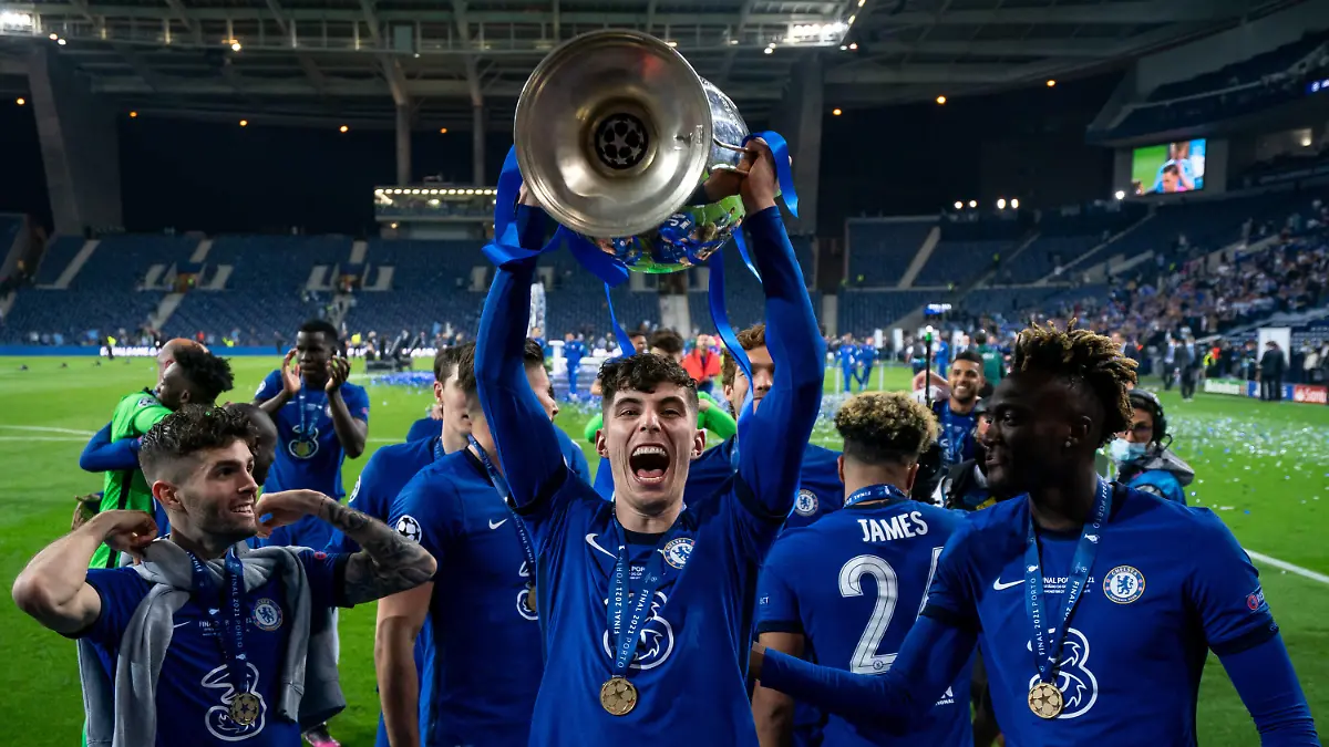 Kai Havertz of Chelsea lifts the winning trophy during the UEFA Champions League Final match between Manchester City and Chelsea at The Estdio do Drago, Porto, Portugal on 29 May 2021. PUBLICATIONxNOTxINxUK Copyright: xAndyxRowlandx PMI-4238-0246