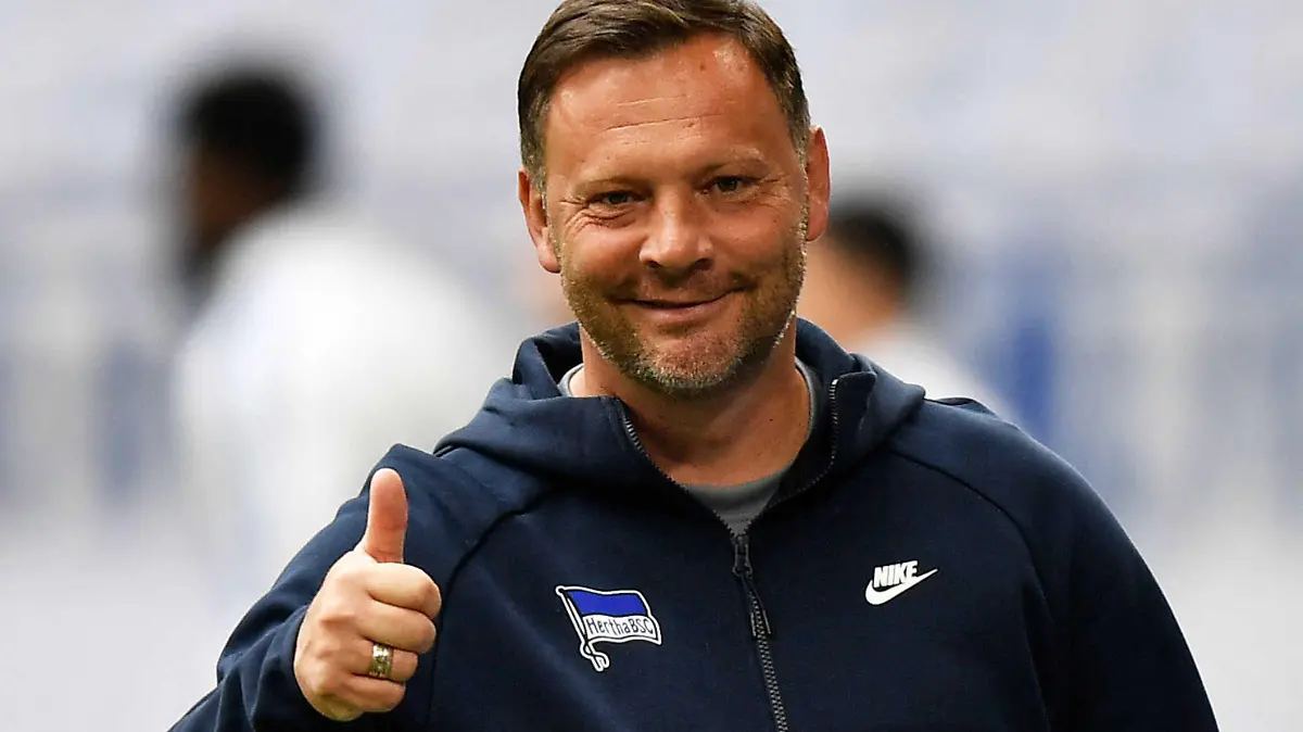 12.05.2021, Nordrhein-Westfalen, Gelsenkirchen: Fußball: Bundesliga, FC Schalke 04 - Hertha BSC, 31. Spieltag in der Veltins-Arena: Herthas Trainer Pal Dardai gestikuliert auf dem Weg zum Interview. Dardai bleibt Cheftrainer von Hertha BSC. Das teilte der Berliner Fußball-Bundesligist am Sonntag auf seiner Mitgliederversammlung mit. Foto: Martin Meissner/AP-Pool/dpa - WICHTIGER HINWEIS: Gemäß den Vorgaben der DFL Deutsche Fußball Liga bzw. des DFB Deutscher Fußball-Bund ist es untersagt, in dem Stadion und/oder vom Spiel angefertigte Fotoaufnahmen in Form von Sequenzbildern und/oder videoähnlichen Fotostrecken zu verwerten bzw. verwerten zu lassen. +++ dpa-Bildfunk +++