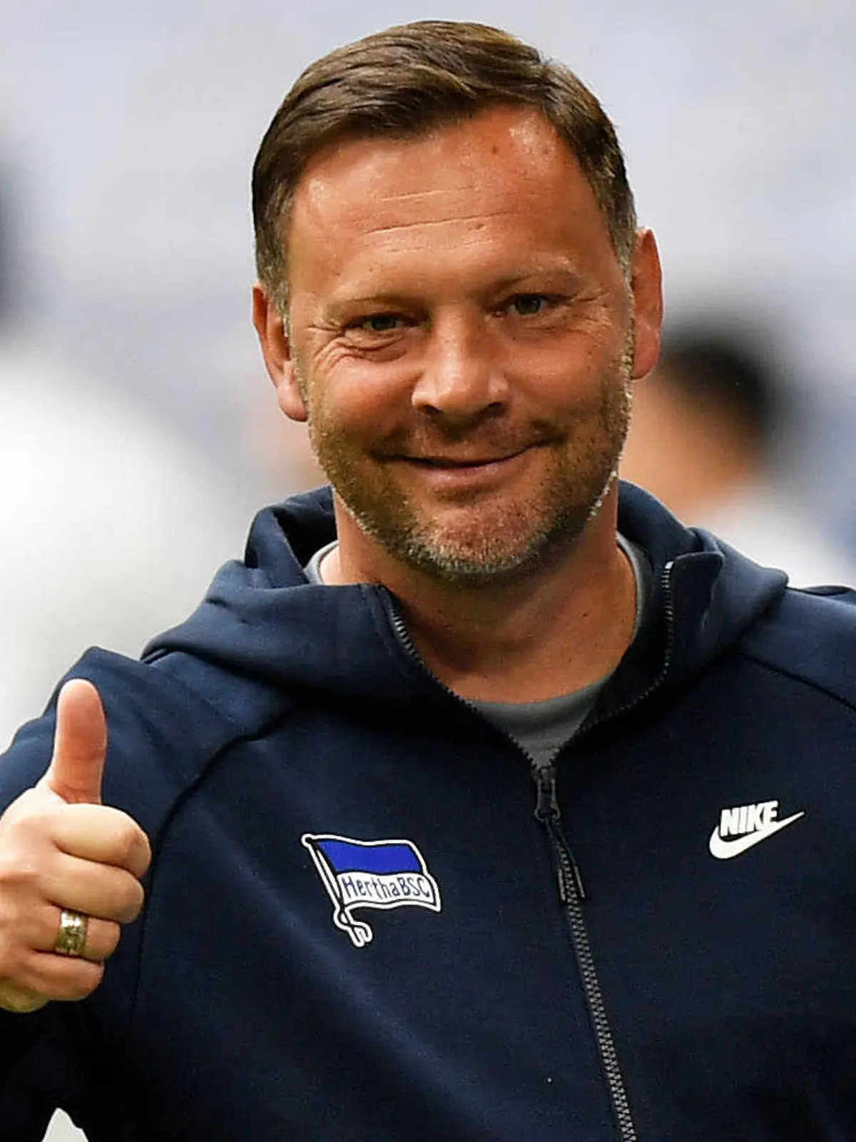 12.05.2021, Nordrhein-Westfalen, Gelsenkirchen: Fußball: Bundesliga, FC Schalke 04 - Hertha BSC, 31. Spieltag in der Veltins-Arena: Herthas Trainer Pal Dardai gestikuliert auf dem Weg zum Interview. Dardai bleibt Cheftrainer von Hertha BSC. Das teilte der Berliner Fußball-Bundesligist am Sonntag auf seiner Mitgliederversammlung mit. Foto: Martin Meissner/AP-Pool/dpa - WICHTIGER HINWEIS: Gemäß den Vorgaben der DFL Deutsche Fußball Liga bzw. des DFB Deutscher Fußball-Bund ist es untersagt, in dem Stadion und/oder vom Spiel angefertigte Fotoaufnahmen in Form von Sequenzbildern und/oder videoähnlichen Fotostrecken zu verwerten bzw. verwerten zu lassen. +++ dpa-Bildfunk +++
