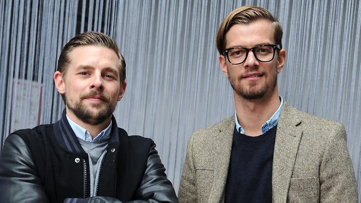 ARCHIV - Die TV-Moderatoren Klaas Heufer-Umlauf (l) und Joko Winterscheidt posieren am 19.03.2014 vor der Pressekonferenz des Grimme Instituts in Düsseldorf (Nordrhein-Westfalen). (zu dpaJoko und Klaas auf eigenen Wegen - Henssler in Raabs Fußstapfen) Foto: Marius Becker/dpa +++(c) dpa - Bildfunk+++