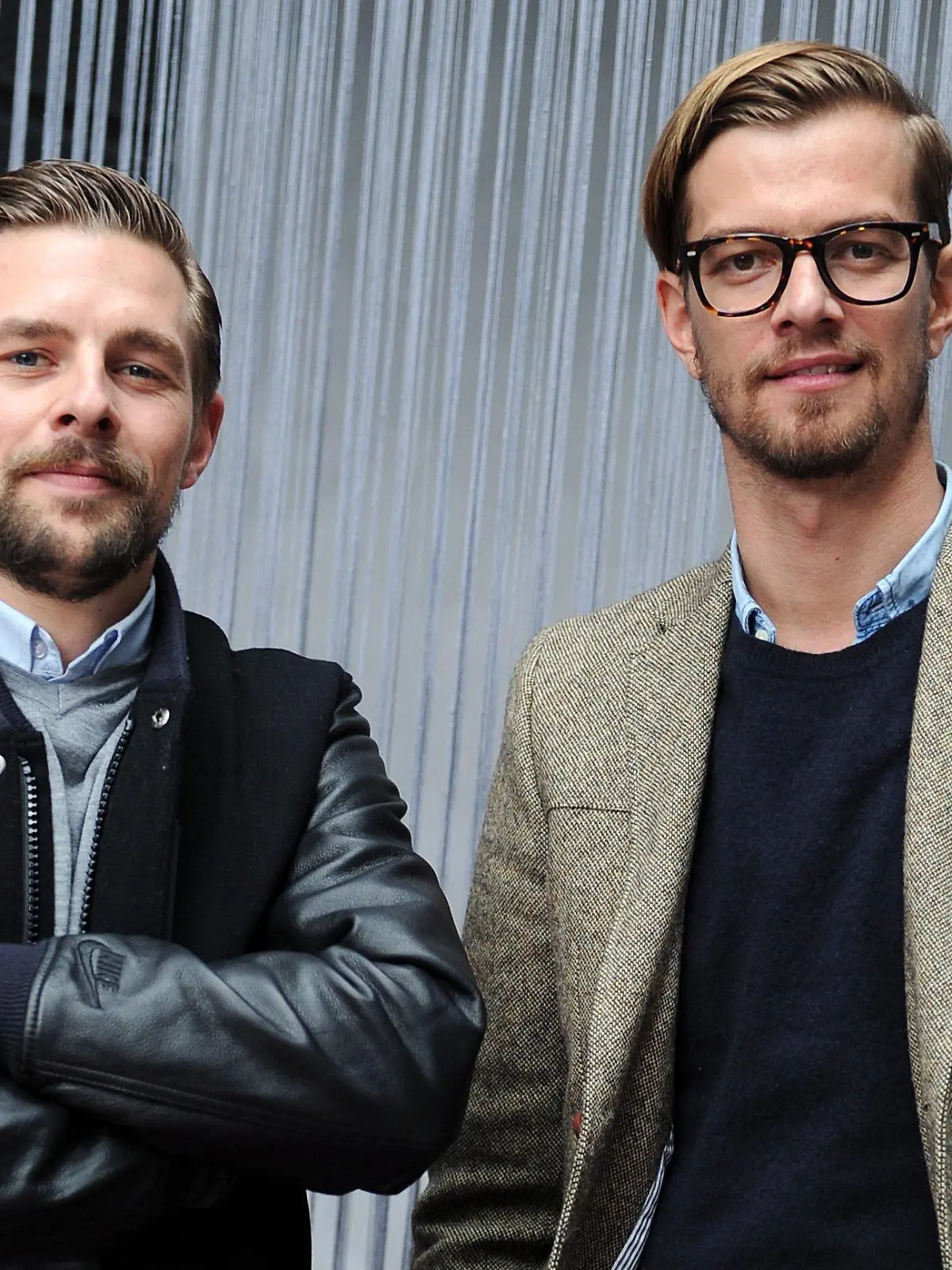 ARCHIV - Die TV-Moderatoren Klaas Heufer-Umlauf (l) und Joko Winterscheidt posieren am 19.03.2014 vor der Pressekonferenz des Grimme Instituts in Düsseldorf (Nordrhein-Westfalen). (zu dpaJoko und Klaas auf eigenen Wegen - Henssler in Raabs Fußstapfen) Foto: Marius Becker/dpa +++(c) dpa - Bildfunk+++